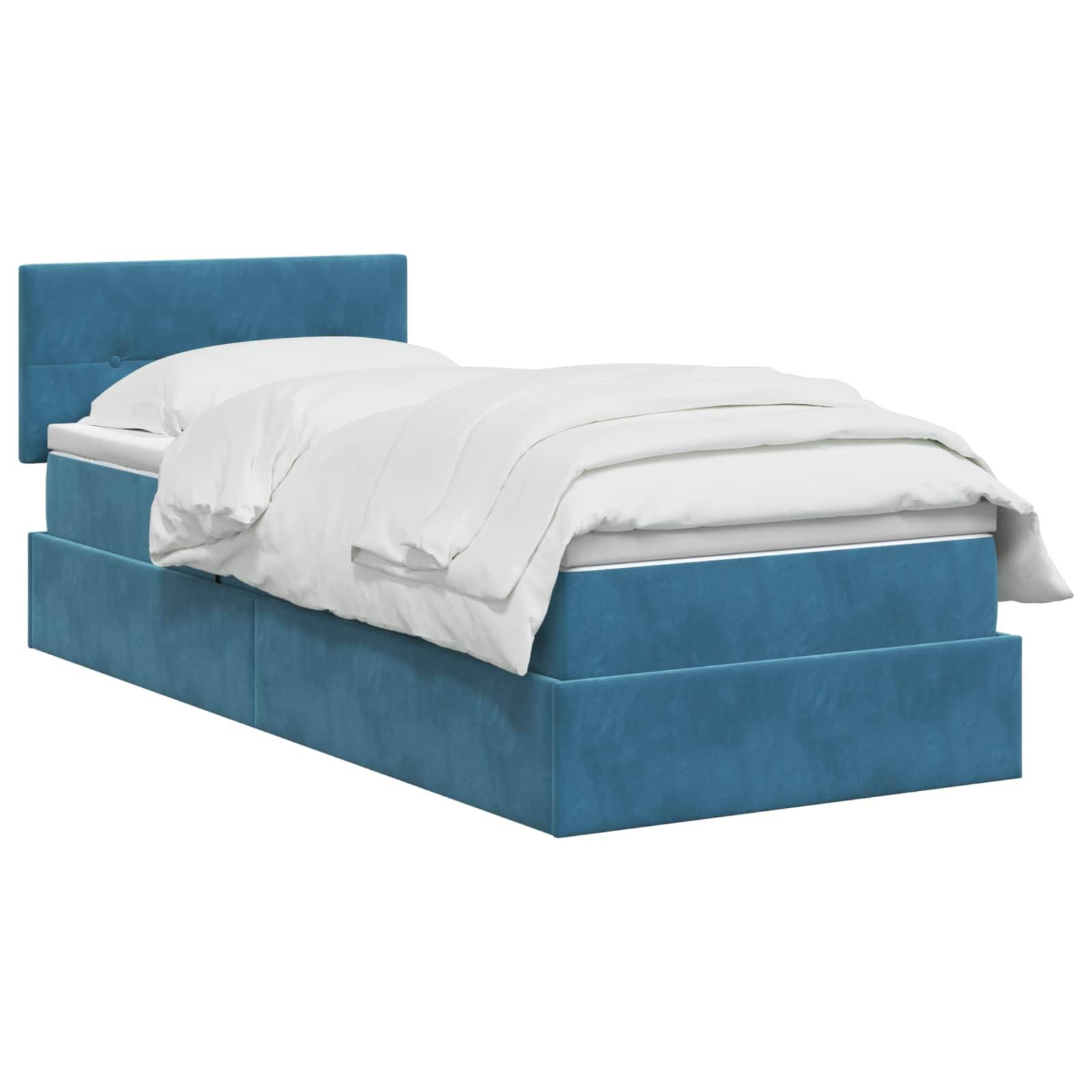 Bett mit blauer Polsterung, weißer Bettwäsche und weißem Kopfteil, isoliert auf weißem Hintergrund dargestellt.