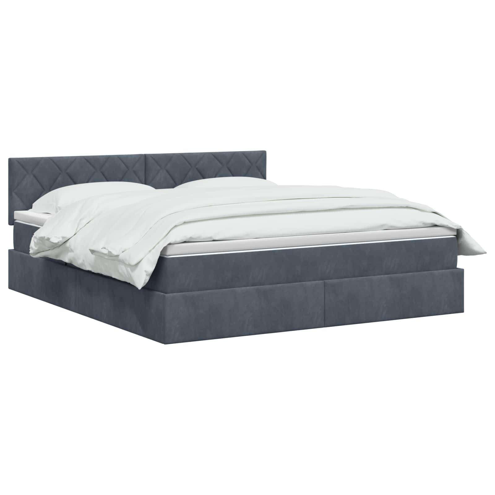 Ein grau gepolstertes Bett mit geknöpftem Kopfteil und weißer Bettwäsche, vor einem einfachen weißen Hintergrund gezeigt.