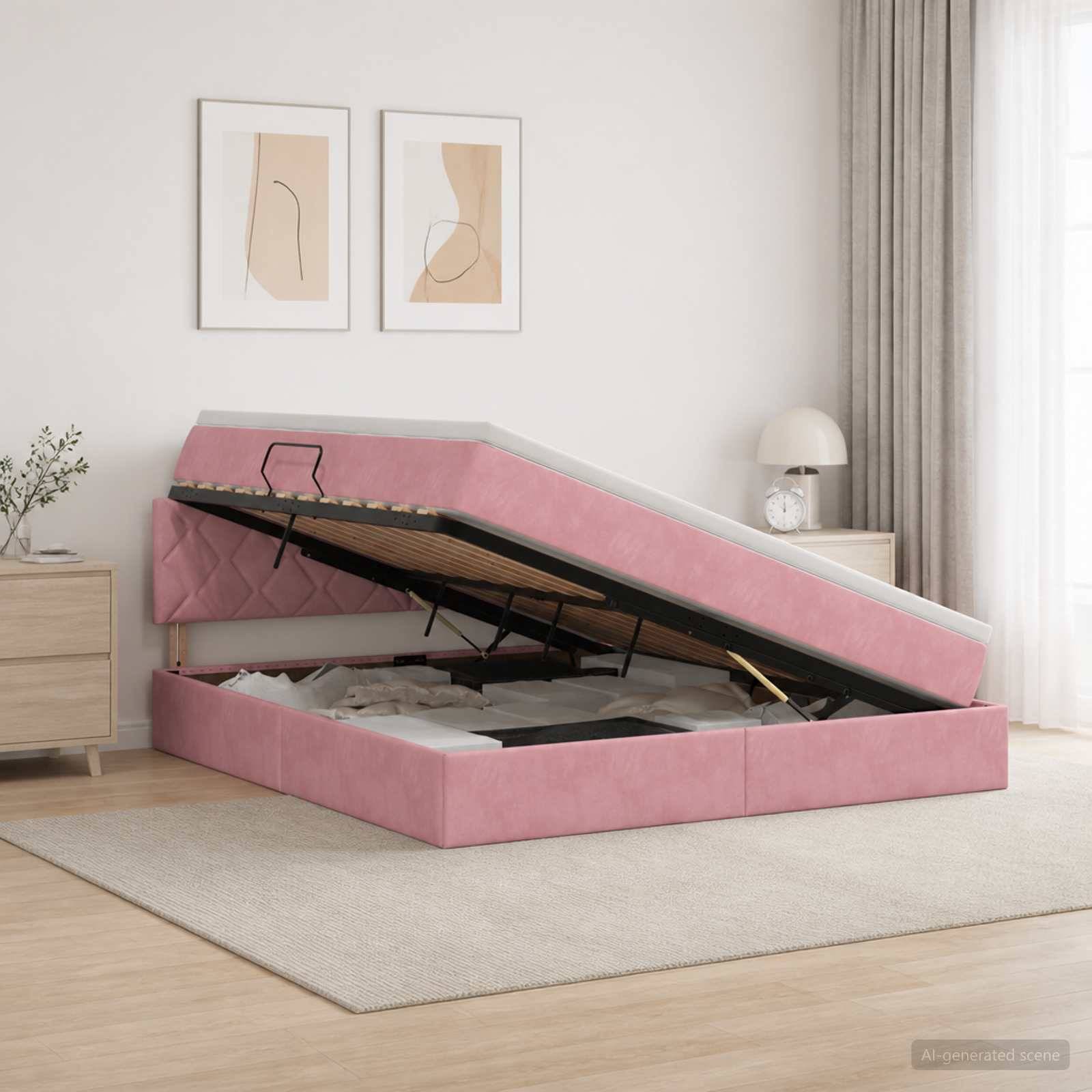Rosafarbenes gepolstertes Ottomanbett mit Stauraum, offen in einem hellen Schlafzimmer, zeigt die Matratzenunterlage und den Stauraum unter dem Bett.