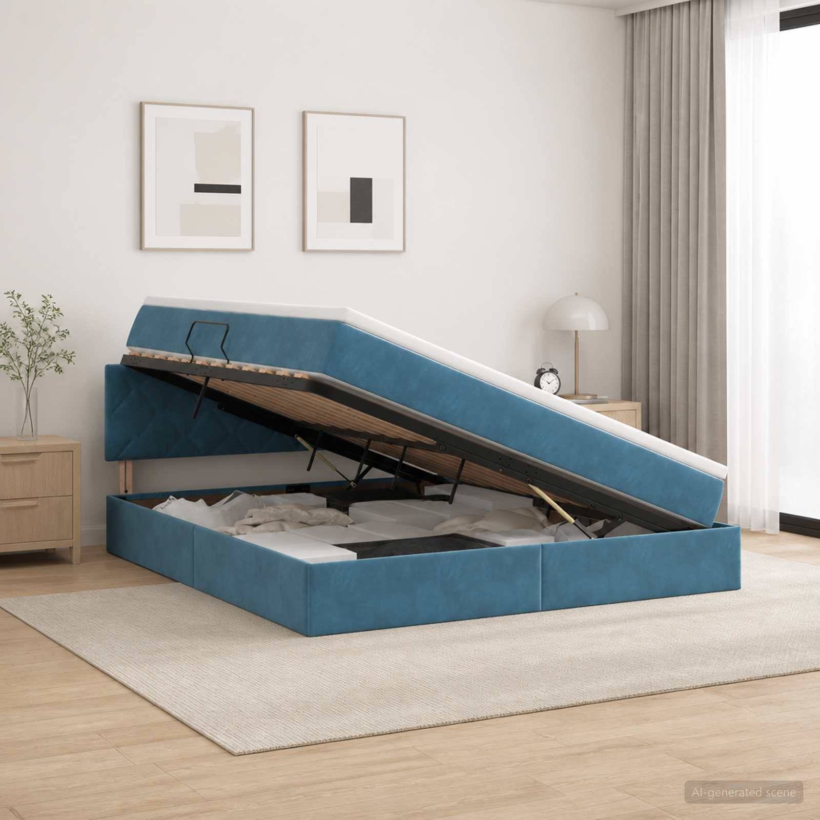 Blaupolstertes Boxspringbett mit Hubmechanismus in einem minimalistischen Schlafzimmer, das die angehobene Matratzenunterlage zeigt, um den Stauraum unter dem Bett freizulegen.