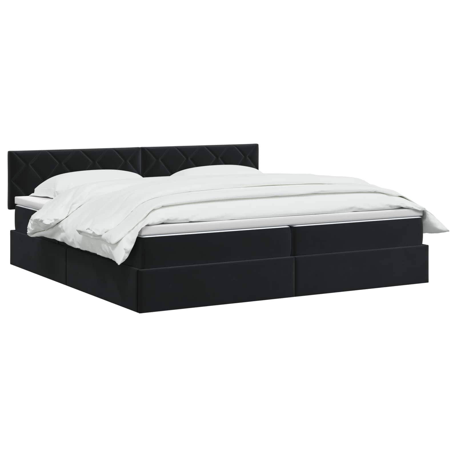 Schwarzes gepolstertes Bett mit gestepptem Kopfteil und weißer Bettwäsche auf weißem Hintergrund.