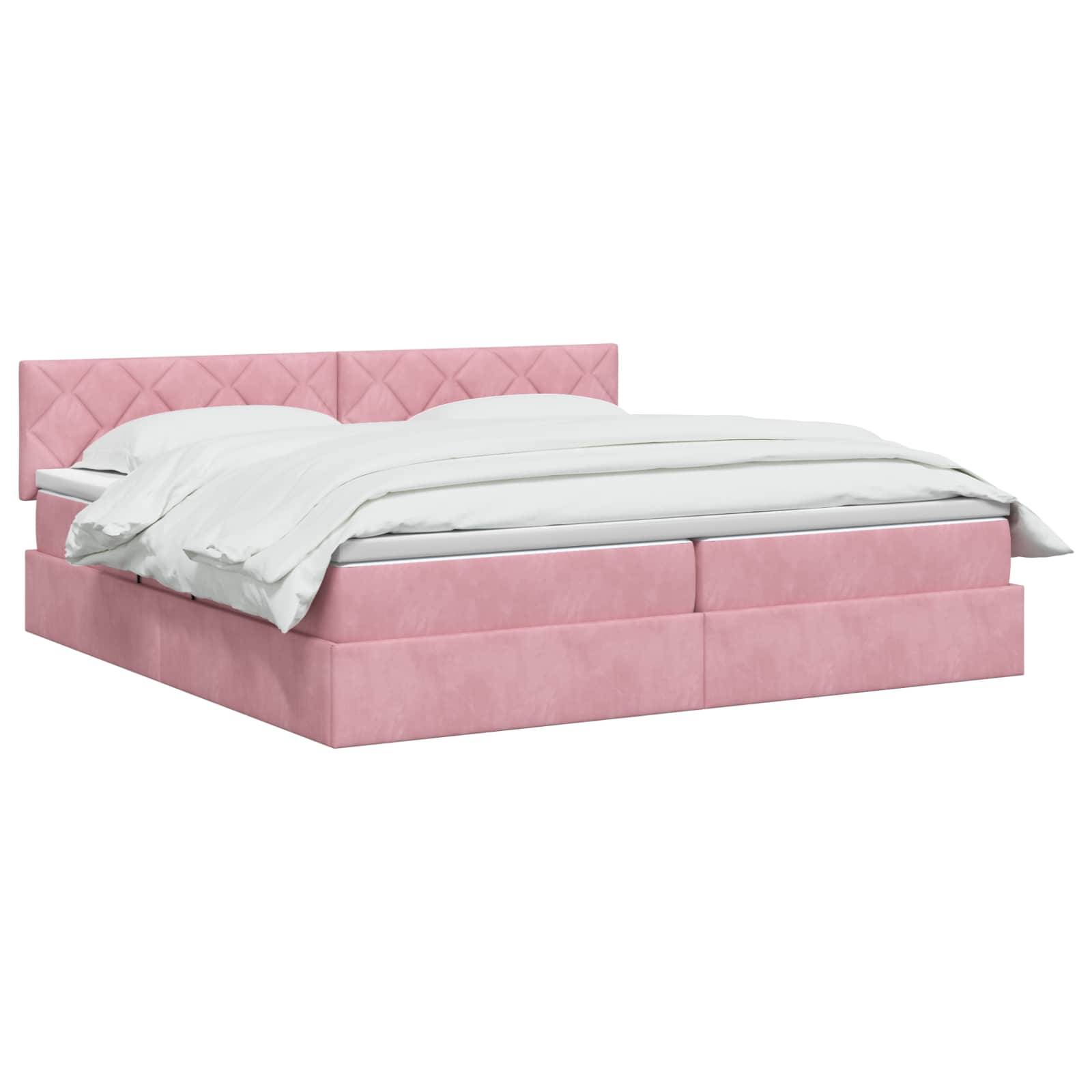 Rosa gepolstertes Plattformbett mit gestepptem Kopfteil und weißer Bettwäsche auf weißem Hintergrund.