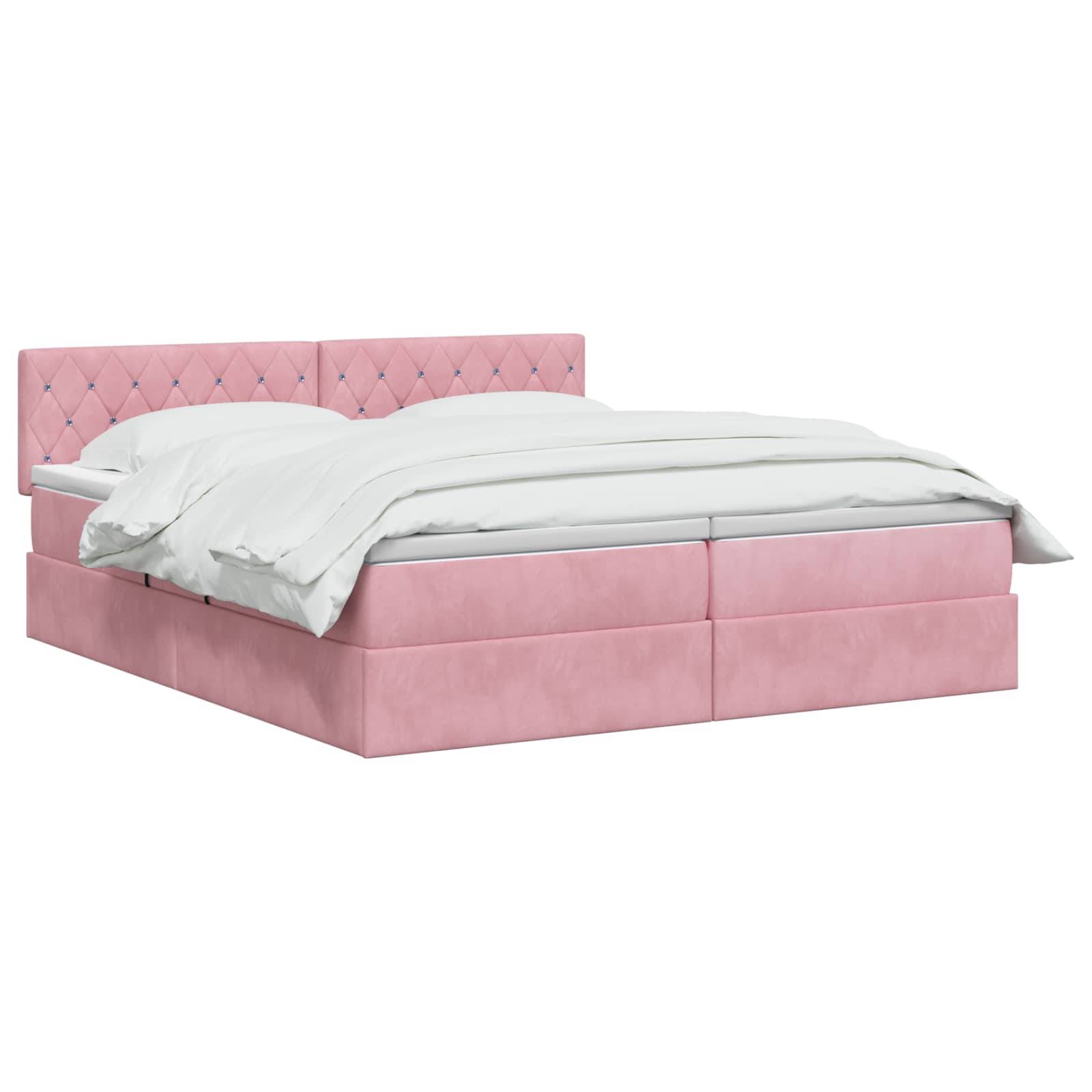 Rosa gepolstertes Bett mit gestepptem Kopfteil und weißer Bettwäsche auf weißem Hintergrund.