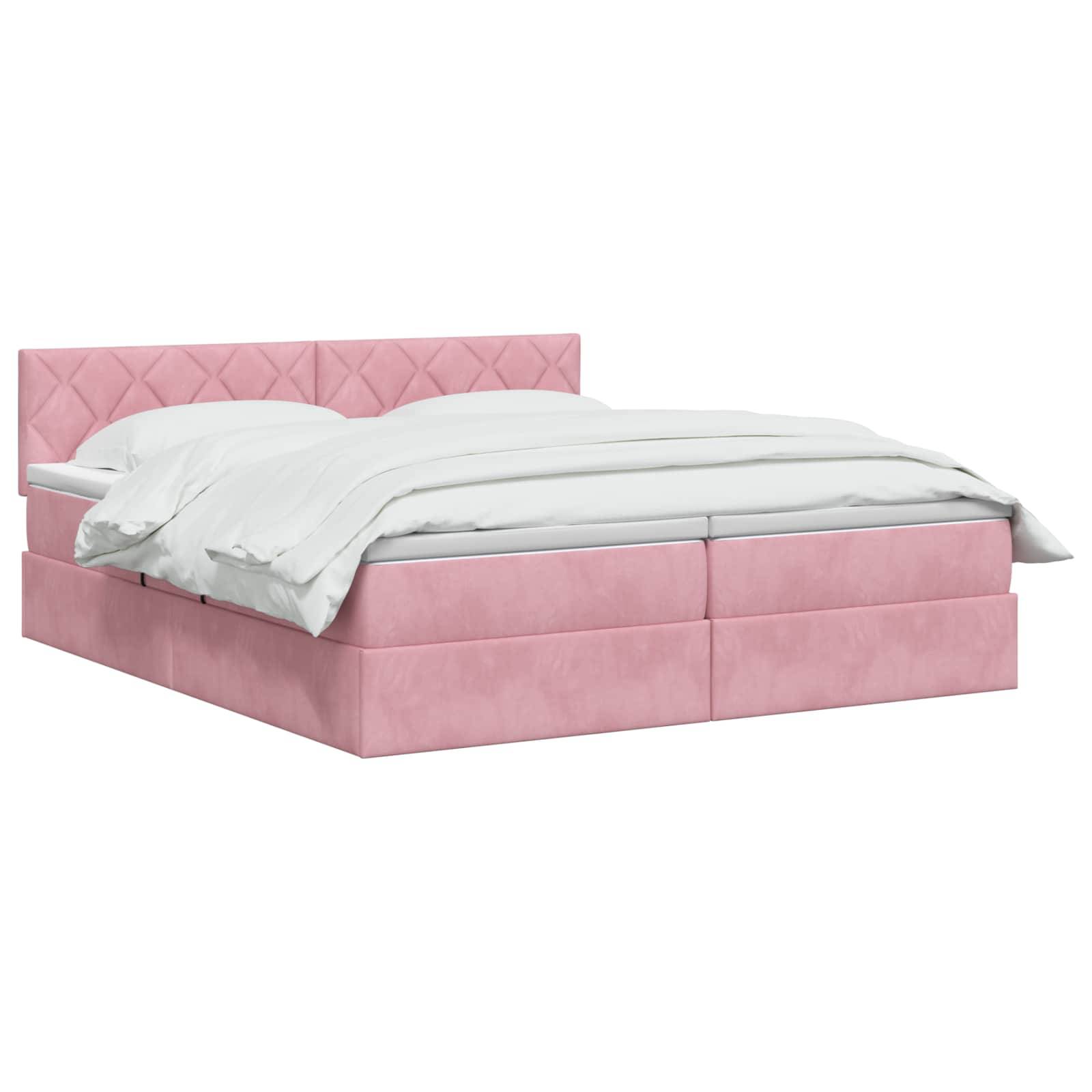 Rosa gepolstertes Plattformbett mit gestepptem Kopfteil und weißer Bettwäsche auf einfachem weißem Hintergrund.