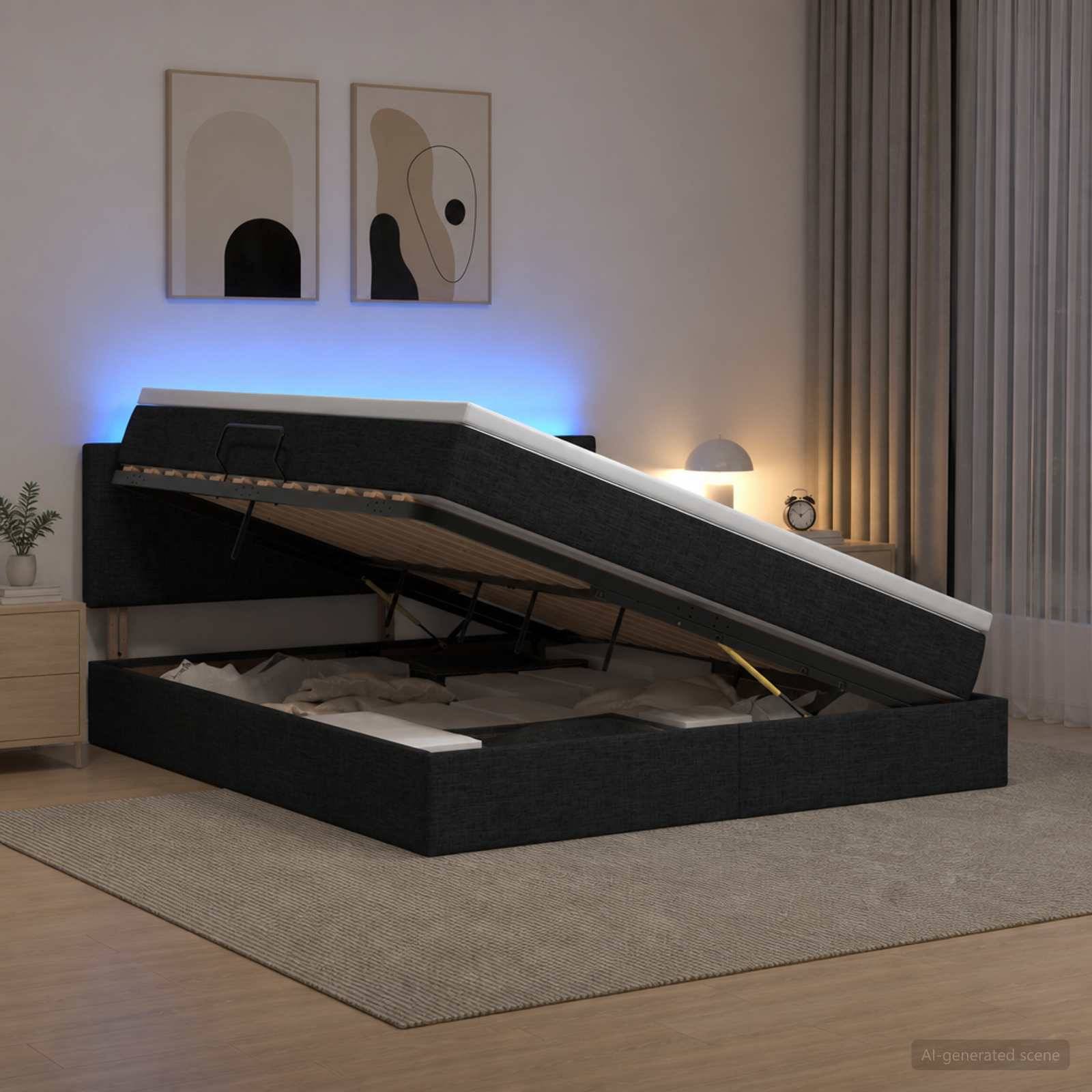 Modernes Schlafzimmer mit einer verstellbaren Bettkonsole, die angehoben ist, um den darunter befindlichen Stauraum freizulegen, beleuchtet durch blaue Hintergrundbeleuchtung und eine Nachttischlampe.