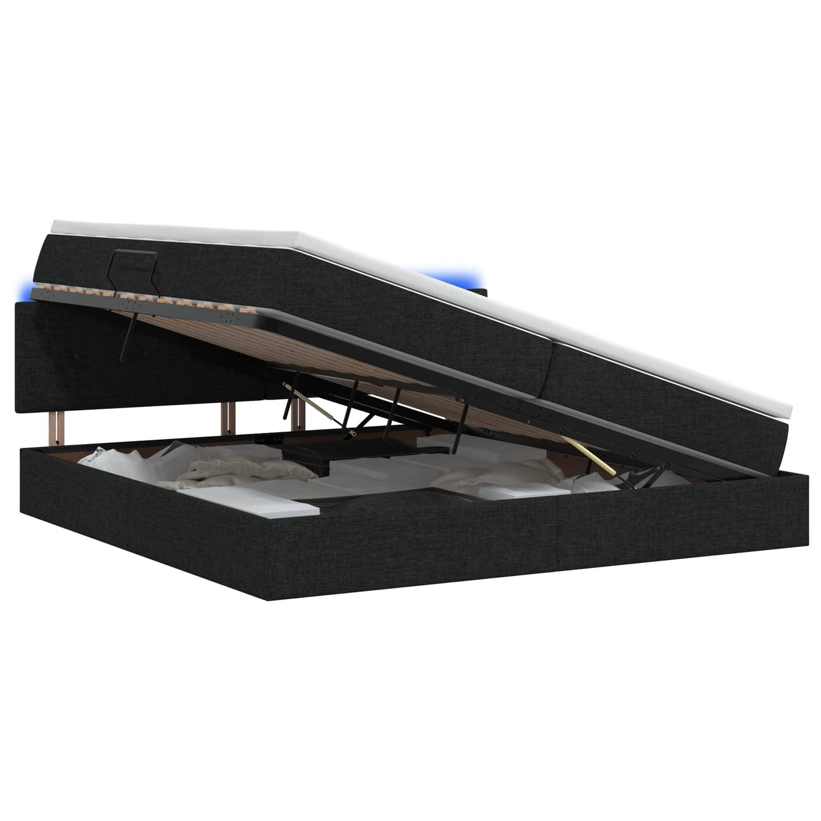 Schwarze gepolsterte Speicherbettauflage mit Matratzenplattform, aufgeklappt auf weißem Hintergrund, zeigt den internen Stützmechanismus.