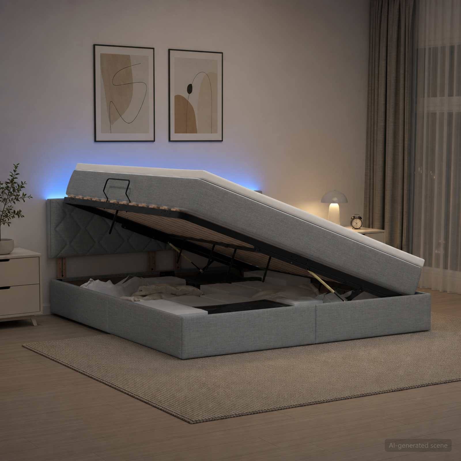 Grau gepolstertes Speicherbett mit aufgeklappter Matratze, das das Unter-Bett-Fach in einem modernen Schlafzimmer zeigt.