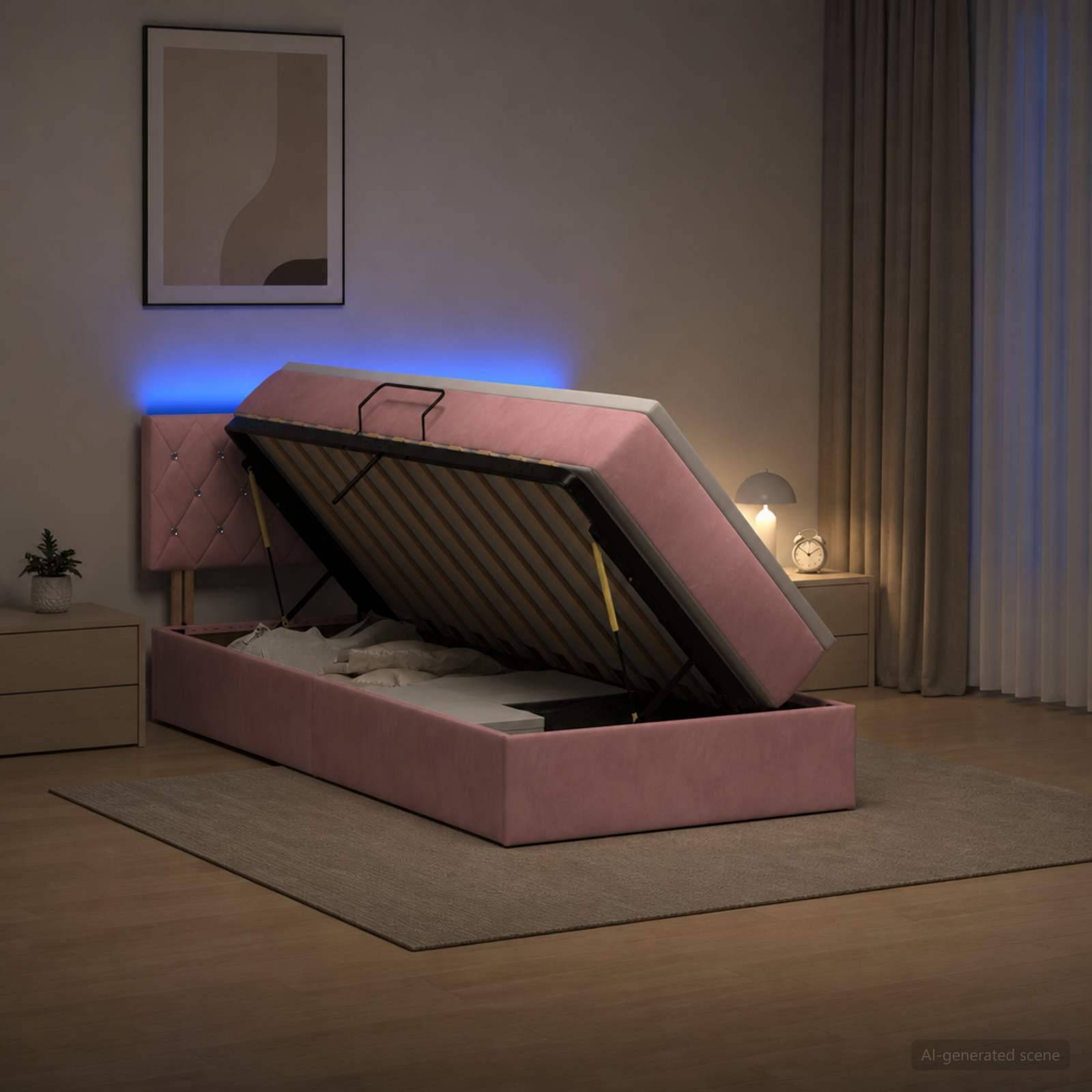 Rosafarbenes gepolstertes Speicherbett, das teilweise angehoben ist und die Lattenrostunterlage unter der Matratze zeigt, in einem modernen Schlafzimmer mit blauer Akzentbeleuchtung.