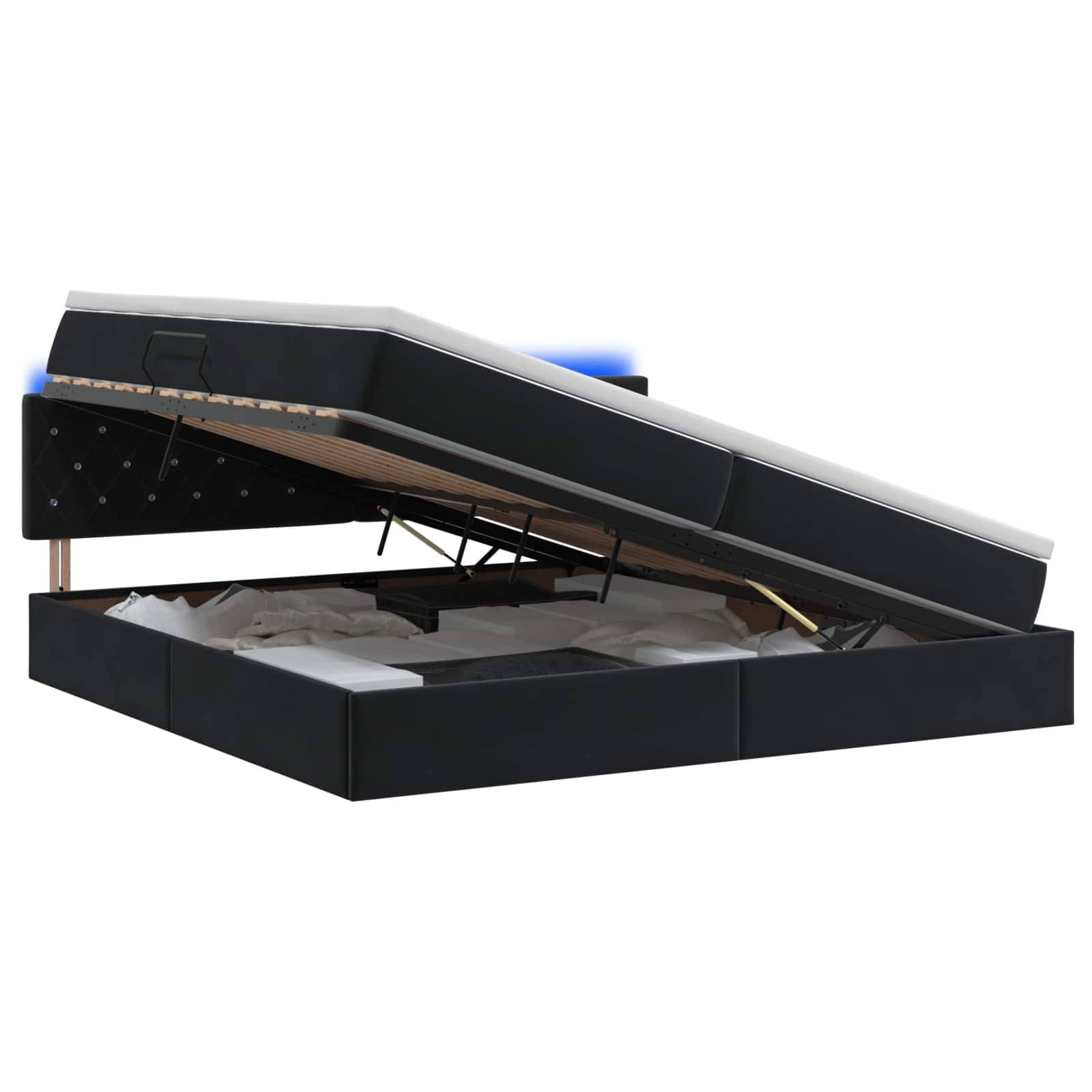 Schwarzes Polsterbett mit Hydraulikrahmen zum Hochfahren der Matratze, das das Staufach unter dem Bett offenbart.