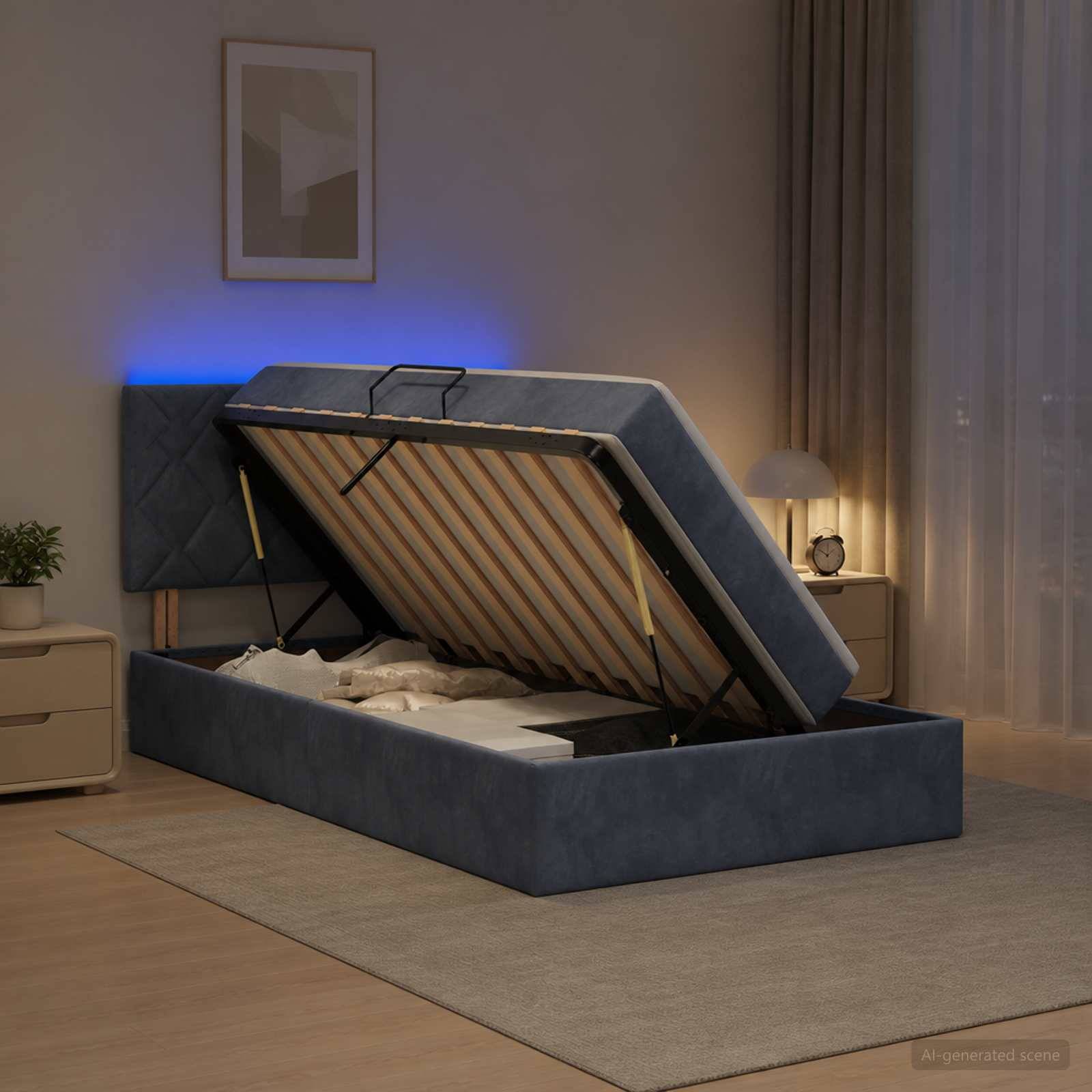 Blaues gepolstertes Bett mit Stauraum, bei dem die Matratzenunterlage hochgeklappt ist und die Lattenstütze im Inneren in einem modernen Schlafzimmer sichtbar wird.