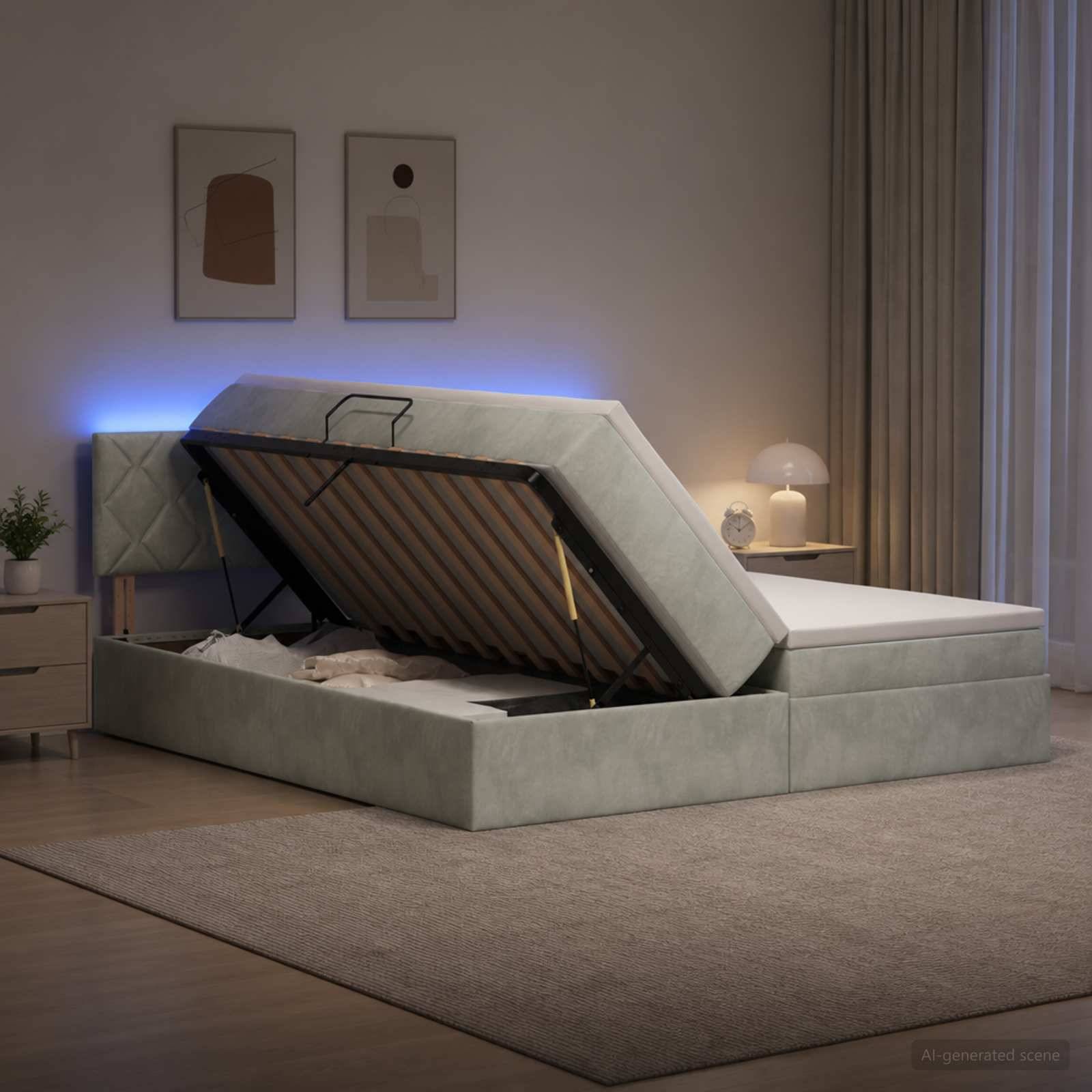 Modernes gepolstertes Bett mit angehobener Matratzenunterlage, die den Stauraum darunter zeigt, in einem sanft beleuchteten Schlafzimmer.