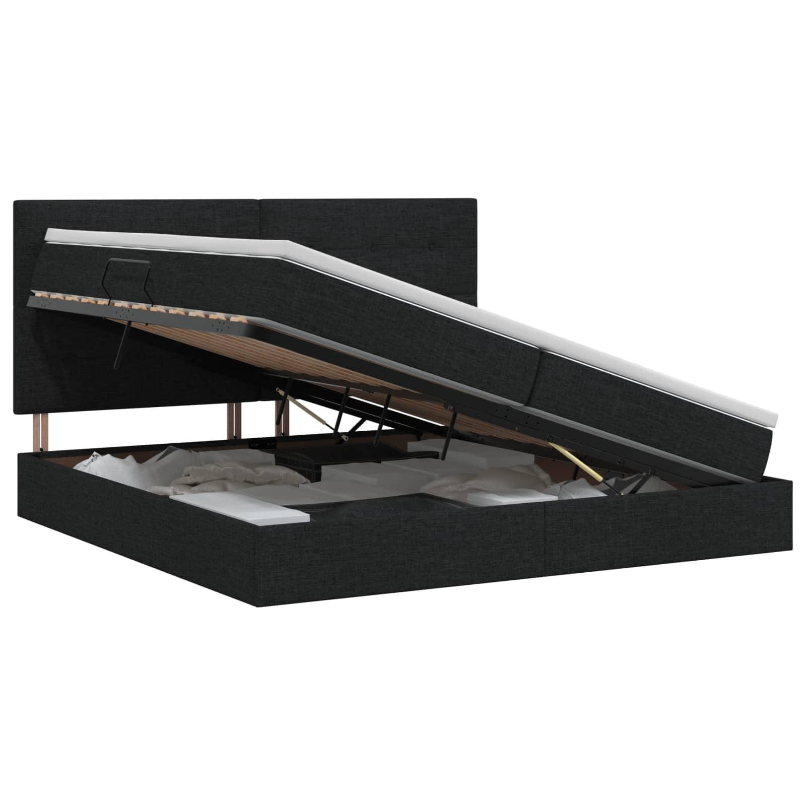 Schwarzes gepolstertes Speicherbett mit angehobener Matratzenplattform, die das Aufbewahrungsfach unter dem Bett freilegt.