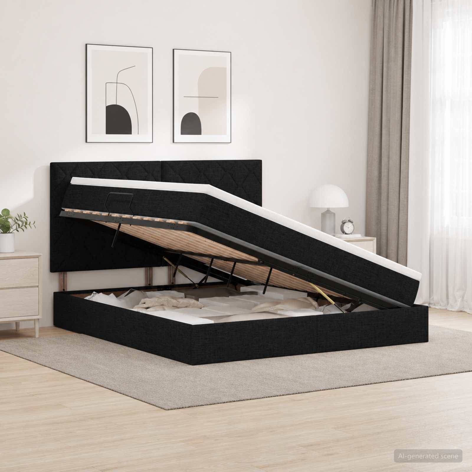 Schwarzes gepolstertes Bett mit Hubtechnik und erhobener Matratze, das den Stauraum unter dem Bett in einem hellen, minimalistischen Schlafzimmer zeigt.