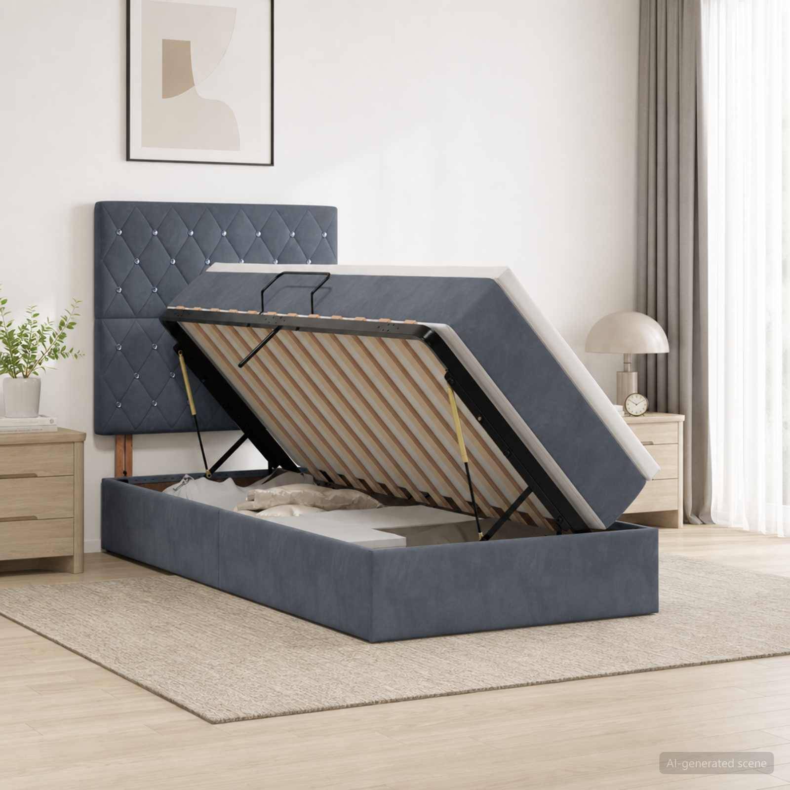 Bett mit blauem Polsterbezug und angehobenem Matratzenrahmen, das Stauraum unter dem Bett in einem modernen Schlafzimmer offenbart.