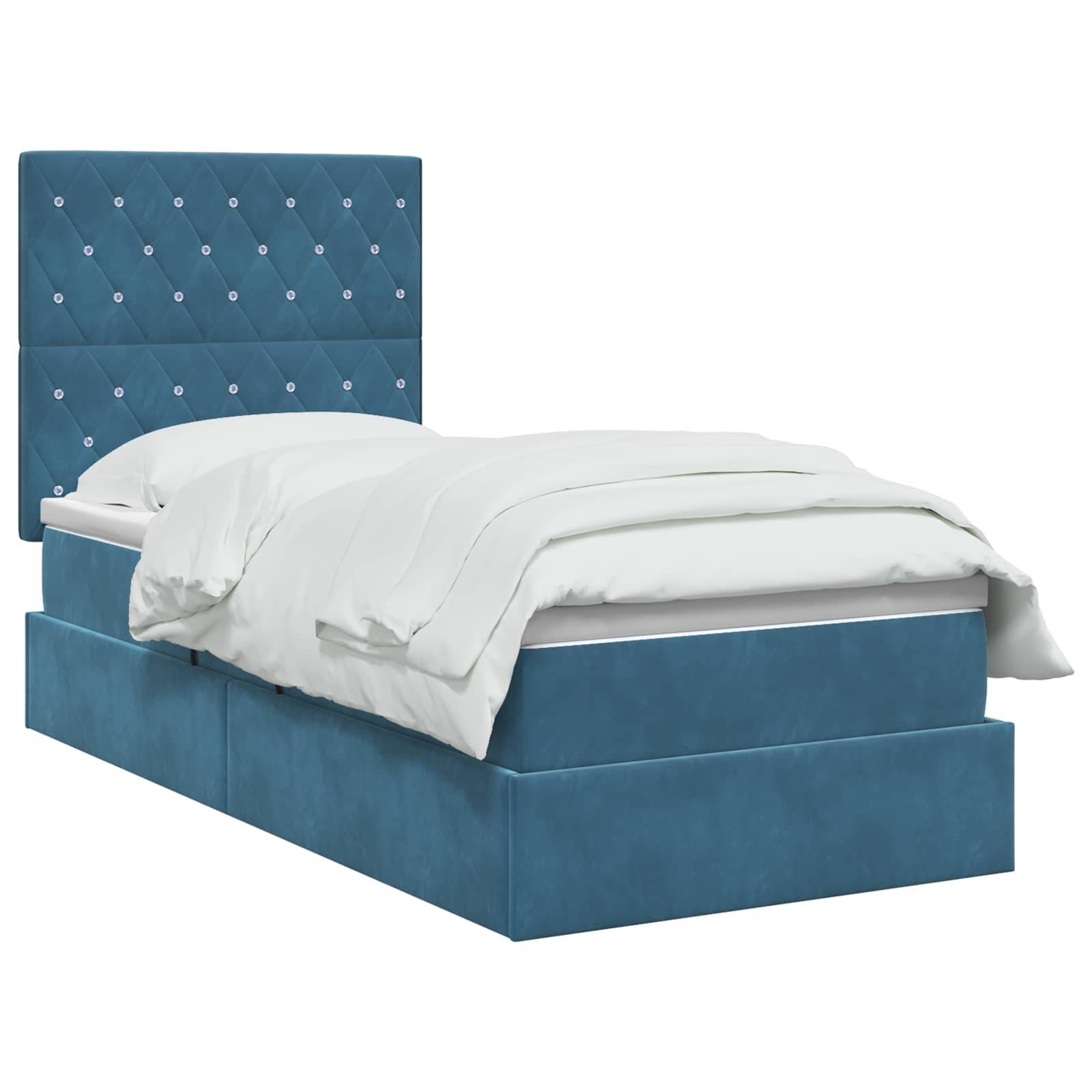Blaues Einzelbett mit Polsterung, getuftetes Kopfteil und weiße Bettwäsche auf einfachem weißem Hintergrund.