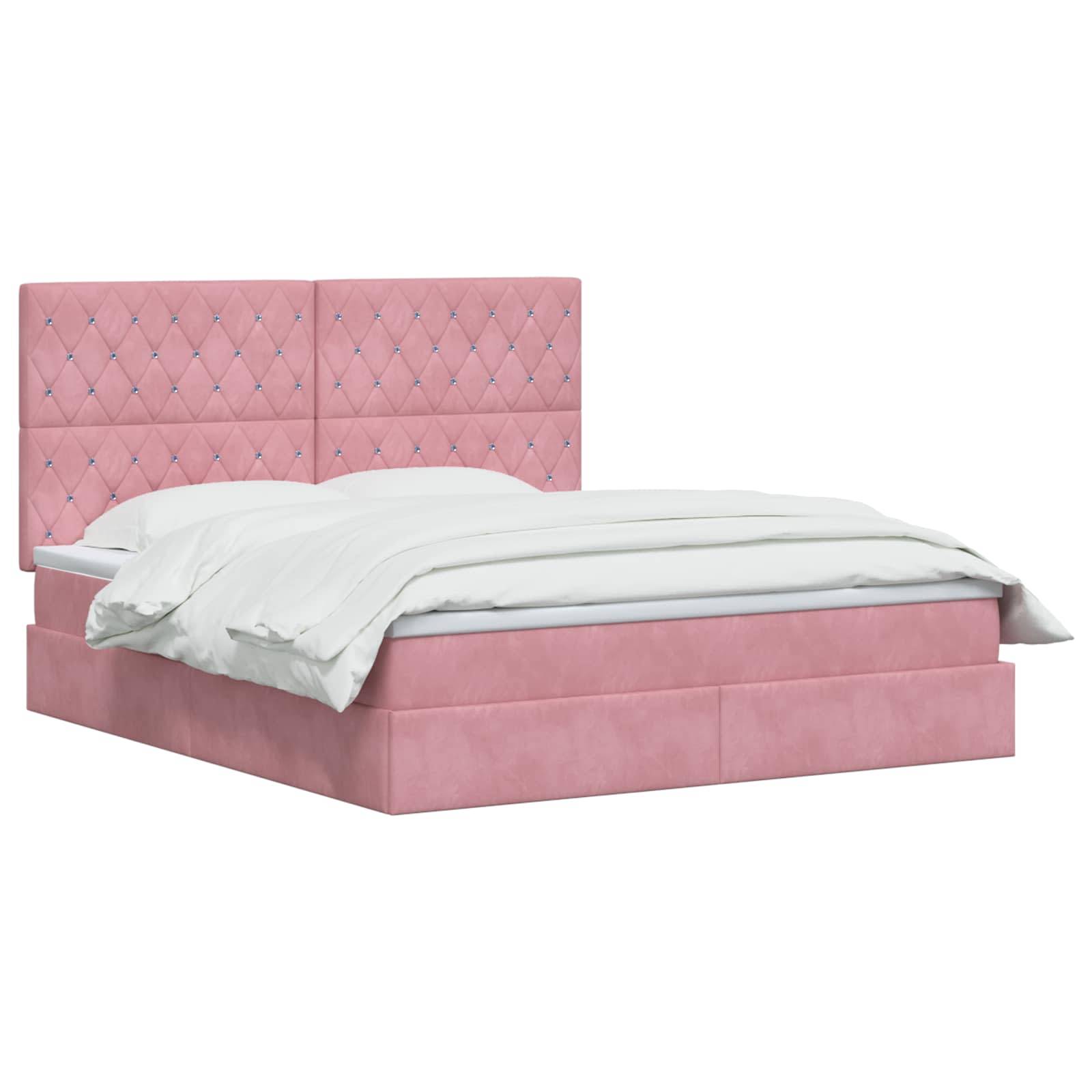 Rosa gepolstertes Bett mit gestepptem Kopfteil und weißer Bettwäsche auf weißem Hintergrund.
