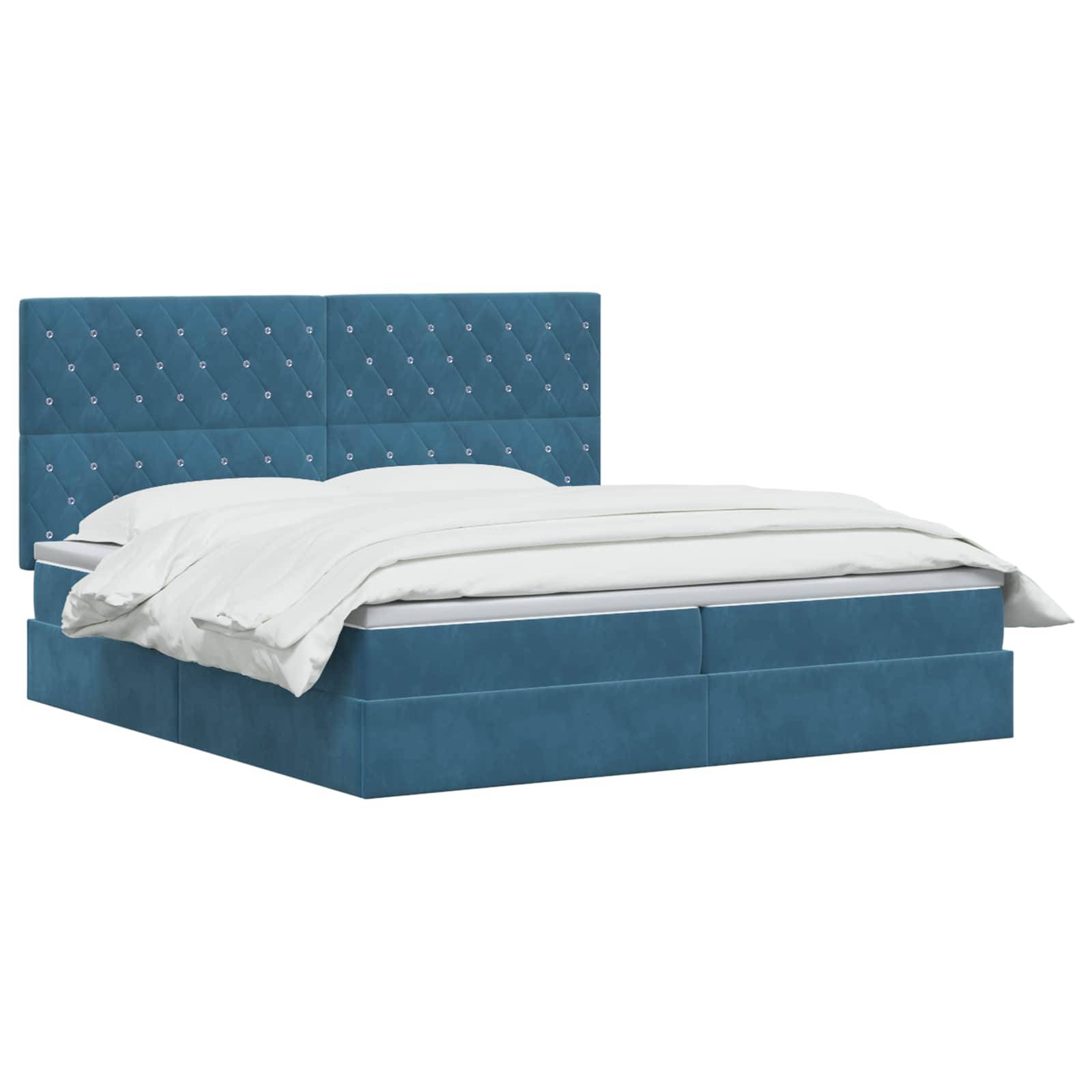 Bett mit blauem Polsterstoff, gestepptem Kopfteil und weißer Bettwäsche auf weißem Hintergrund.