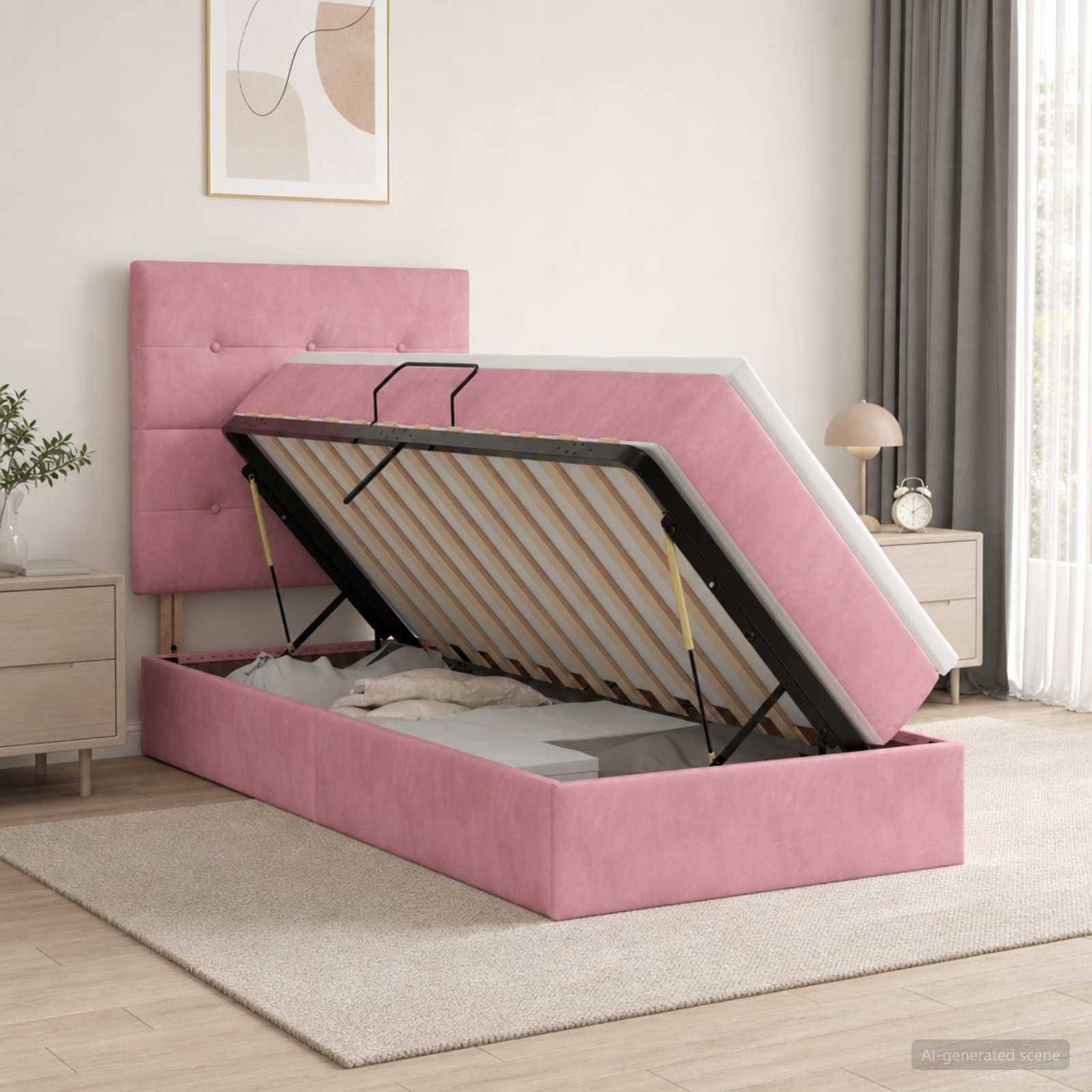 Rosafarbenes gepolstertes Speicherbett mit angehobener Matratze, die die Lattenroste und die Unterbett-Aufbewahrung in einem Schlafzimmer zeigt.