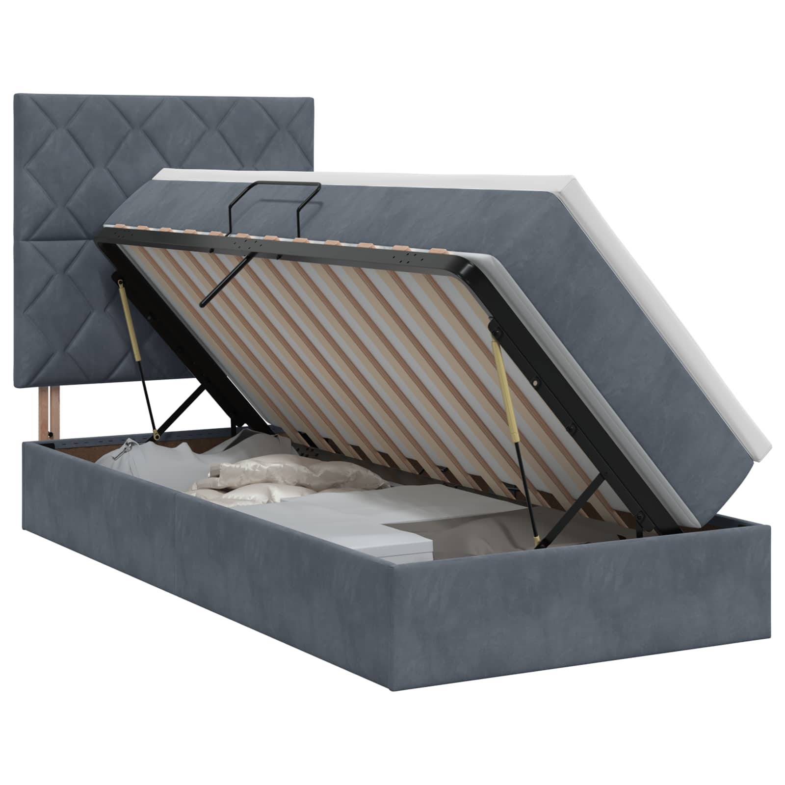 Graues gepolstertes Speicherbett mit auf hydraulischen Scharnieren angehobener Matratze, das Stauraum unter dem Bett freigibt, und einem gesteppten Kopfteil.