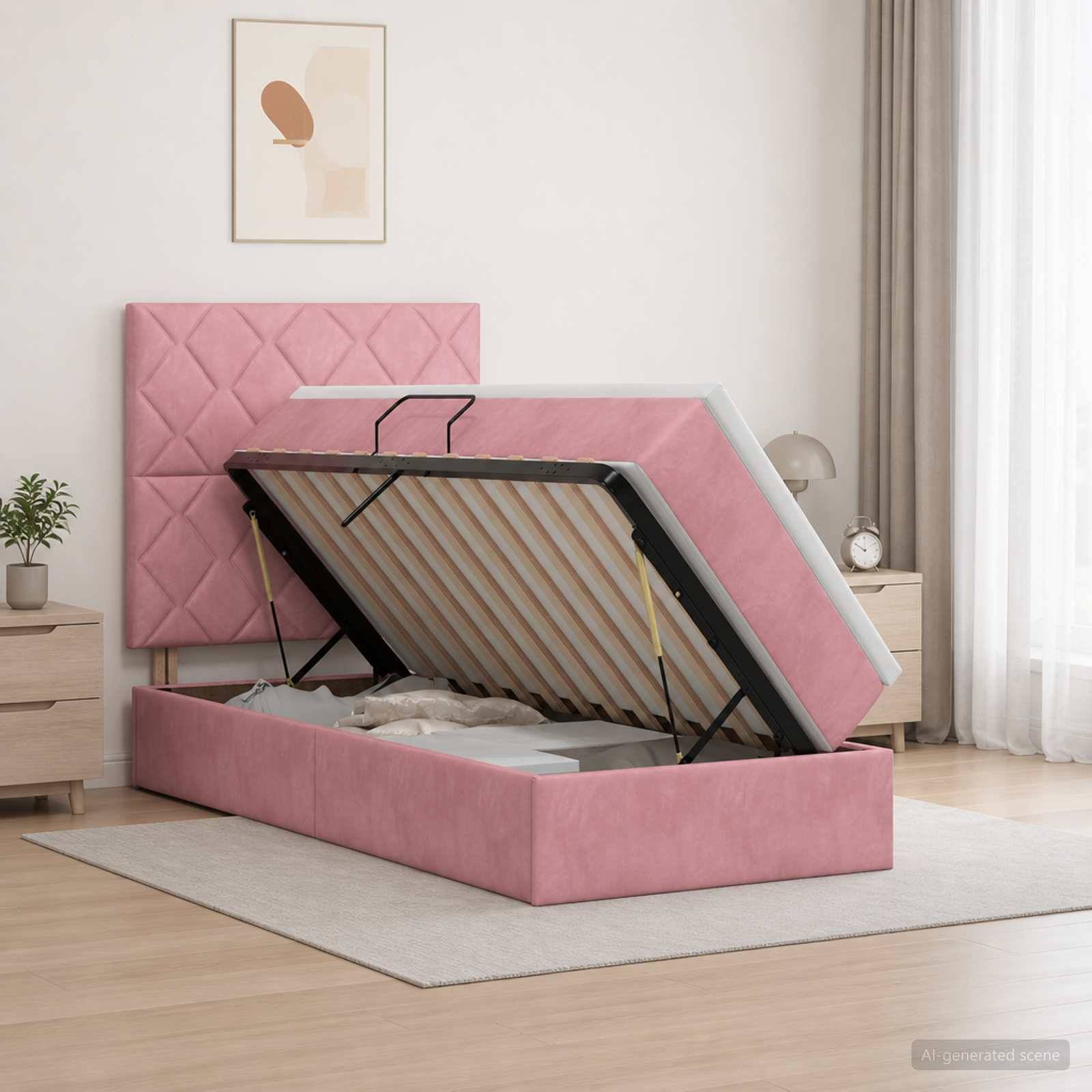 Rosa gepolstertes Bett mit Hubmechanismus, geöffnet, um den Matratzenrahmen und den Stauraum unter dem Bett in einem hellen Schlafzimmer zu zeigen.