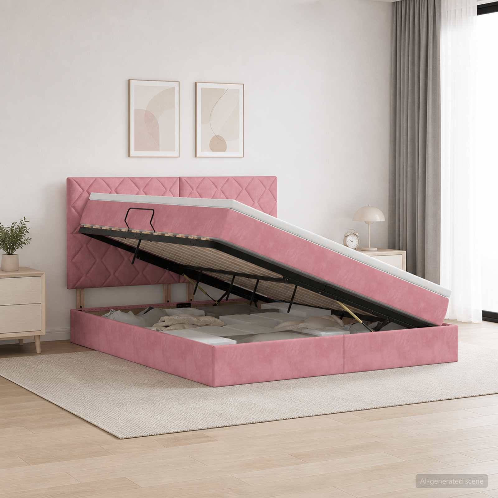 Bett mit rosa Polsterung und Speicherplatz mit angehobener Matratzenunterlage auf einem Gasliftrahmmen, das Stauraum unter dem Bett in einem hellen Schlafzimmer zeigt.