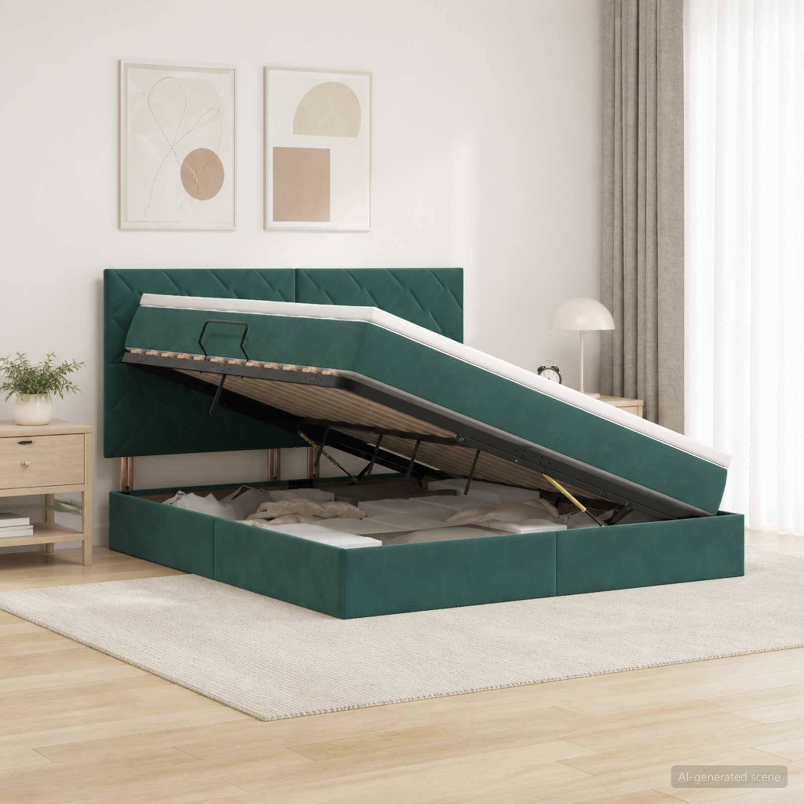 Grünes gepolstertes Speicherbett mit angehobener Matratze auf einem Gasdruckrahmen, das das Stauraum-Fach unter dem Bett in einem Schlafzimmer zeigt.