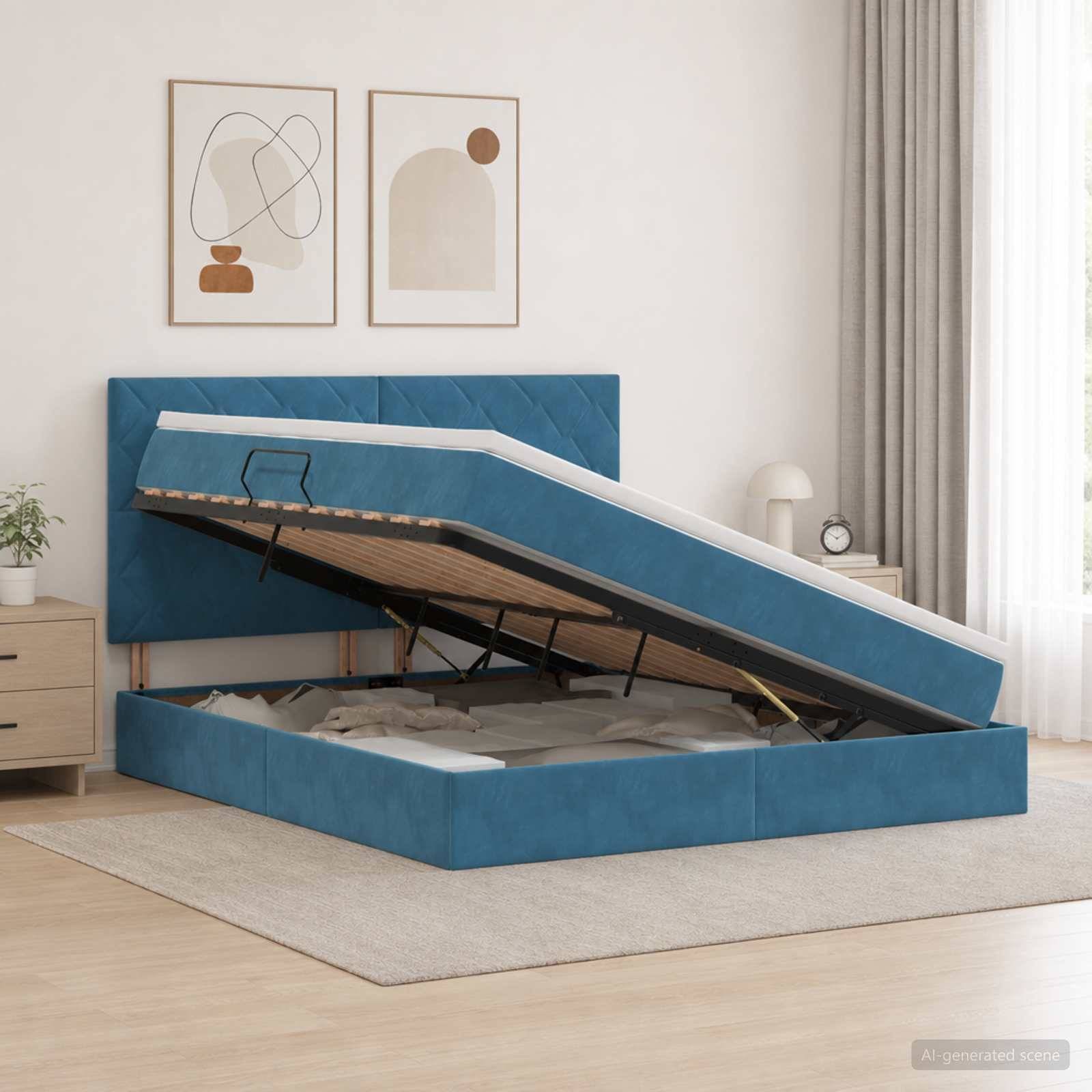 Blau gepolstertes Bett mit Hubmechanismus in einem hellen Schlafzimmer, mit erhobener Matratze, um den Stauraum unter dem Bett freizulegen.