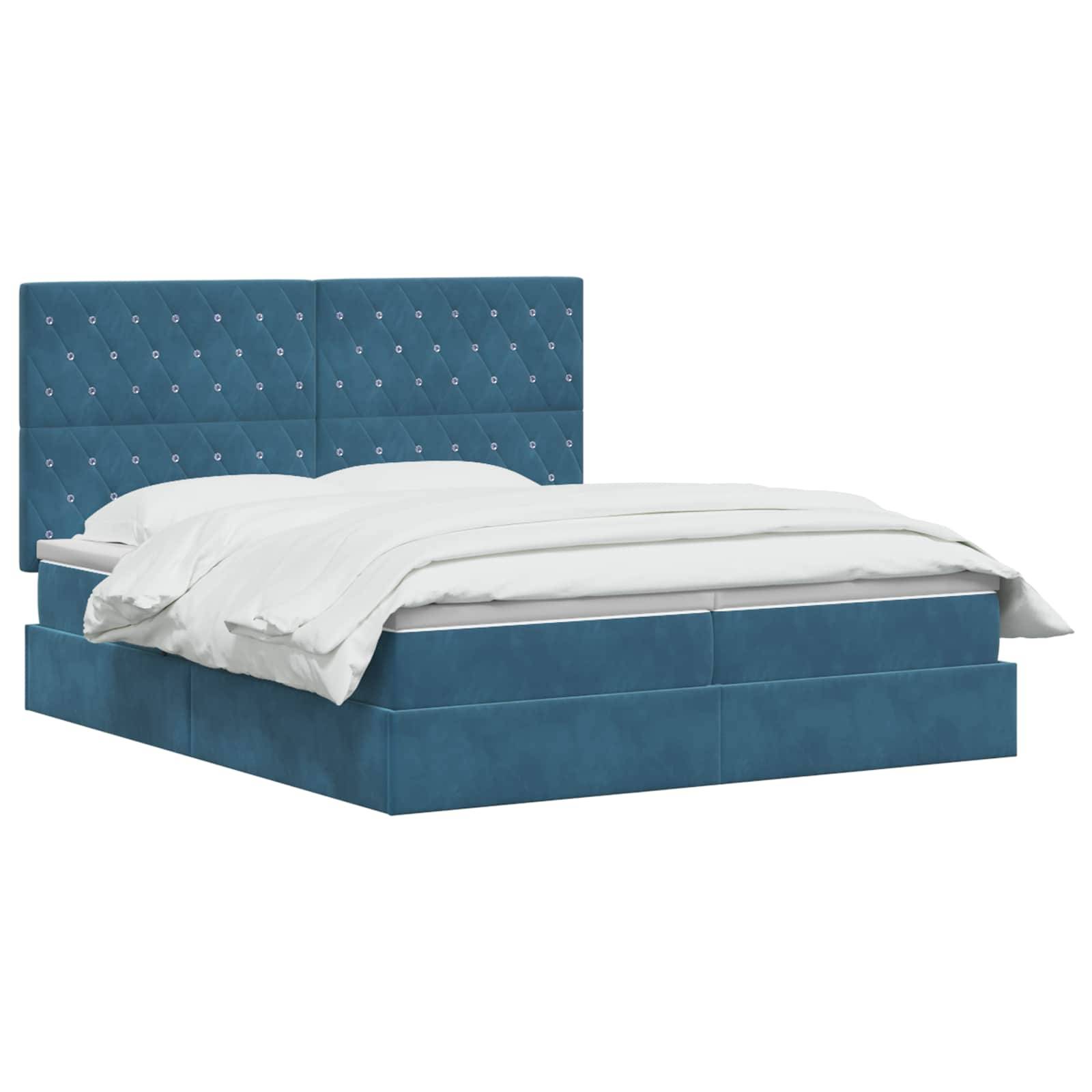Bett mit blauem Polsterstoff, gestepptem Kopfteil und weißer Bettwäsche auf weißem Hintergrund.