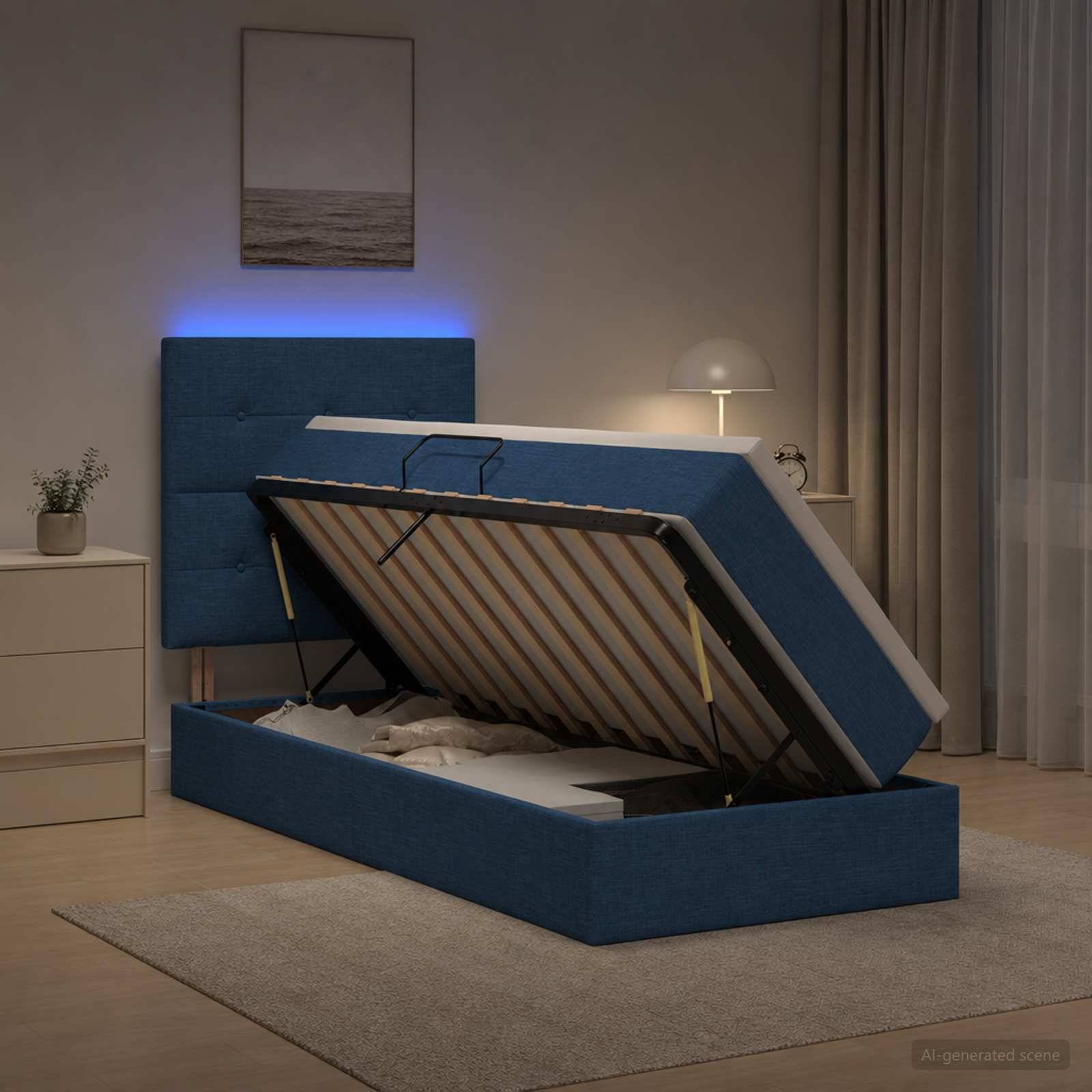 Bett mit blauem Polsterbezug und geöffneter Matratze, das die Lamellenunterlage und den Stauraum in einem modernen Schlafzimmer zeigt.