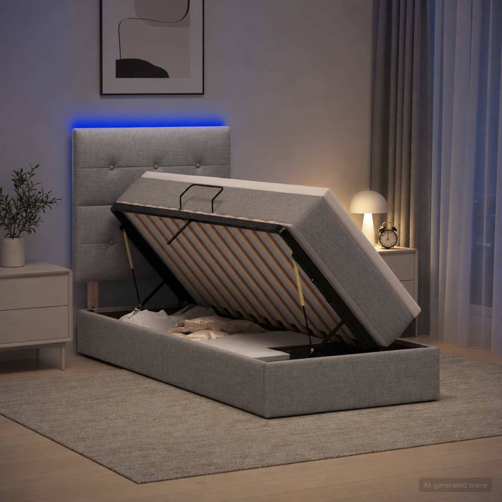 Modernes grau gepolstertes Bett mit Stauraumbasis, geöffnet dargestellt, wobei die hochklappbare Matratzenplattform und die inneren Stützleisten in einem Schlafzimmer sichtbar sind.