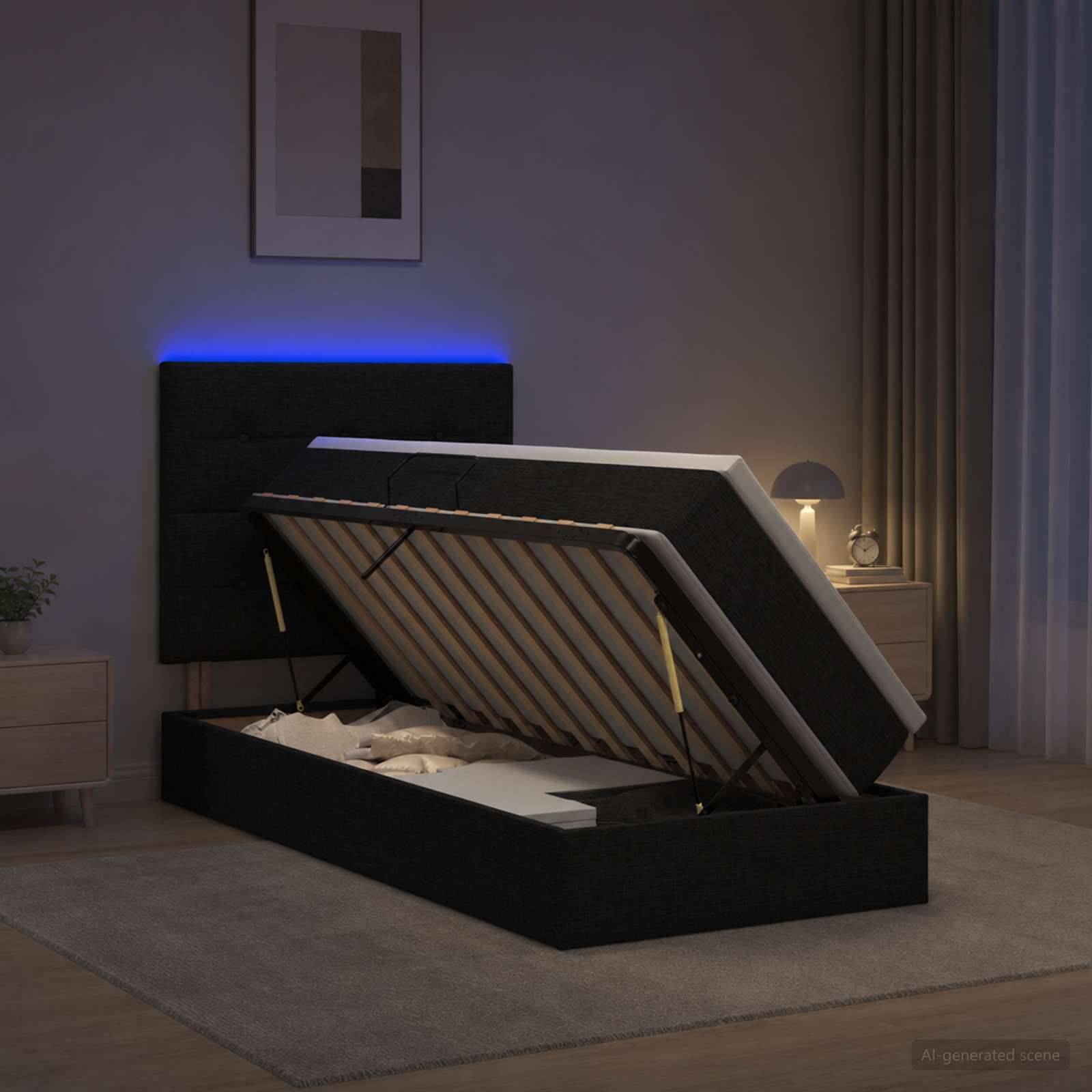 Modernes schwarzes Bett mit Hydraulik-Hebevorrichtung, das in einem Schlafzimmer offen ist und die angehobene Matratzenunterlage zeigt, die den Stauraum unter dem Bett offenbart.