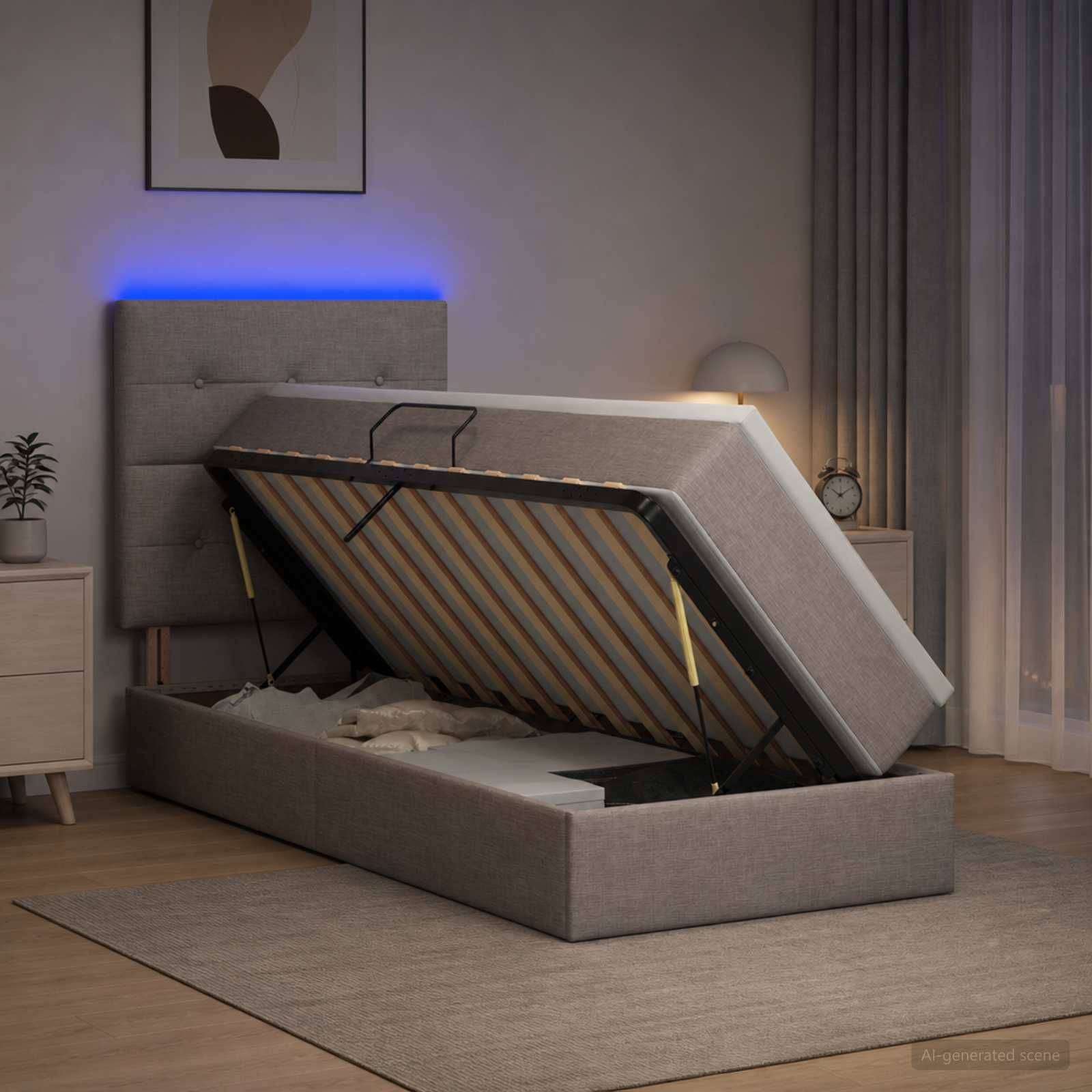 Grau gepolstertes Speicherbett mit hochgeklappter Matratze, das die Lattenrost und den Stauraum in einem modernen Schlafzimmer zeigt.