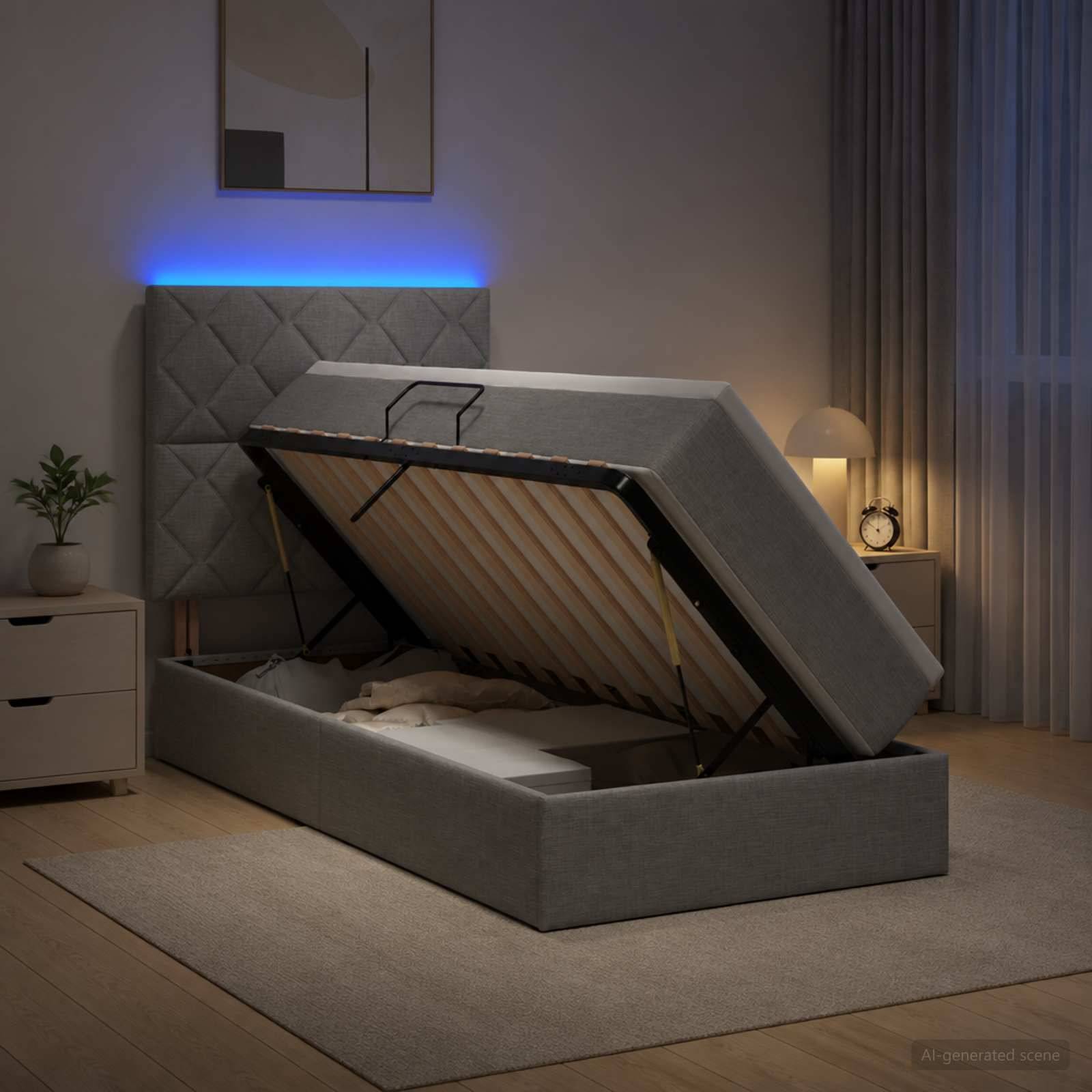 Modernes grau gepolstertes Bett mit Hebebettfunktion in einem sanft beleuchteten Schlafzimmer, mit der angehobenen Matratzenplattform, die den Stauraum unter dem Bett offenbart.