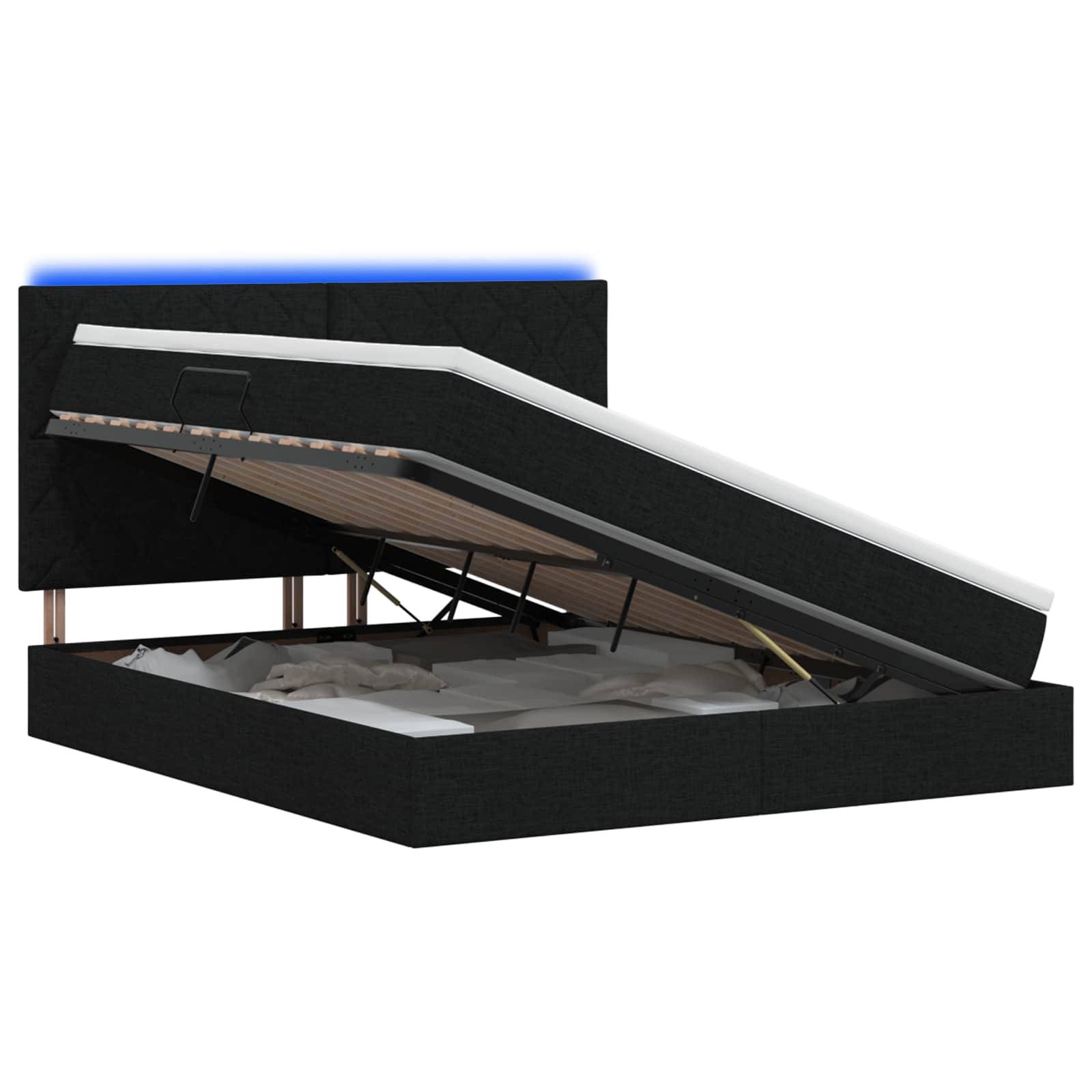 Schwarzes gepolstertes Speicherbett mit hochgehobenem Lattenrahmen, das den Stauraum in der Basis freilegt.