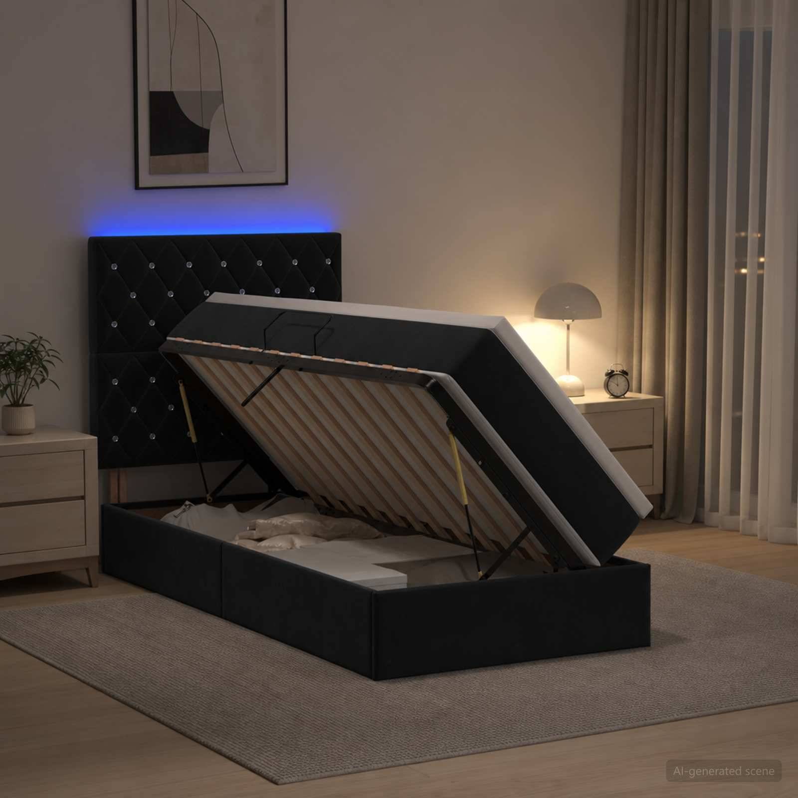 Modernes Schlafzimmer mit schwarzem Stauraumbett mit aufgeklapptem Rahmen, der die Matratzenunterstützung und den Stauraum unter dem Bett zeigt.