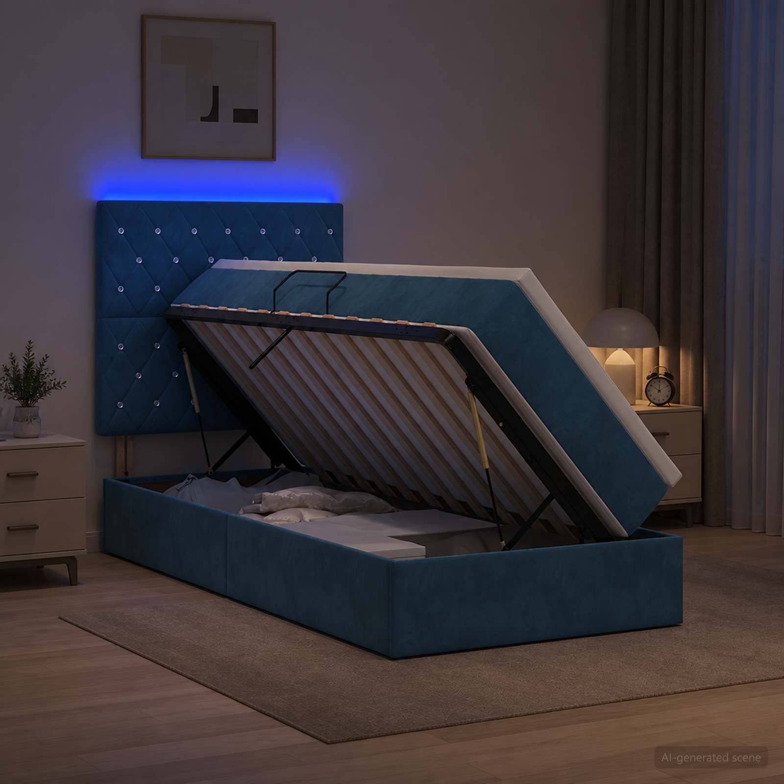 Blaugepolstertes Bett mit Hubmechanismus und Stauraum, mit angehobener Matratze, um das Lagerfach darunter in einem modernen Schlafzimmer zu zeigen.
