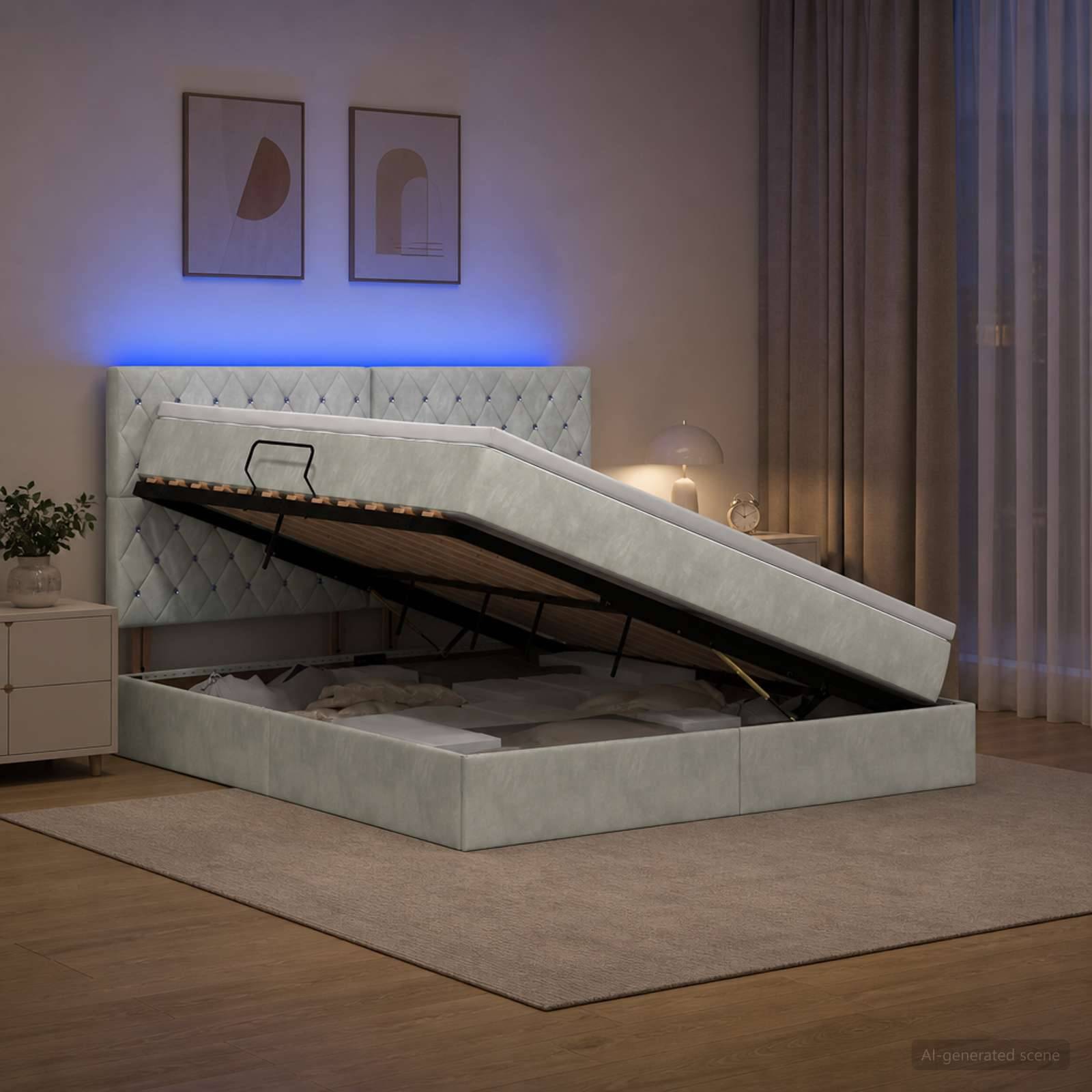 Modernes Polsterbett mit Speicherfunktion und angehobener Matratze auf verstellbarer Basis, wobei der Stauraum unter dem Bett in einem Schlafzimmer sichtbar ist.