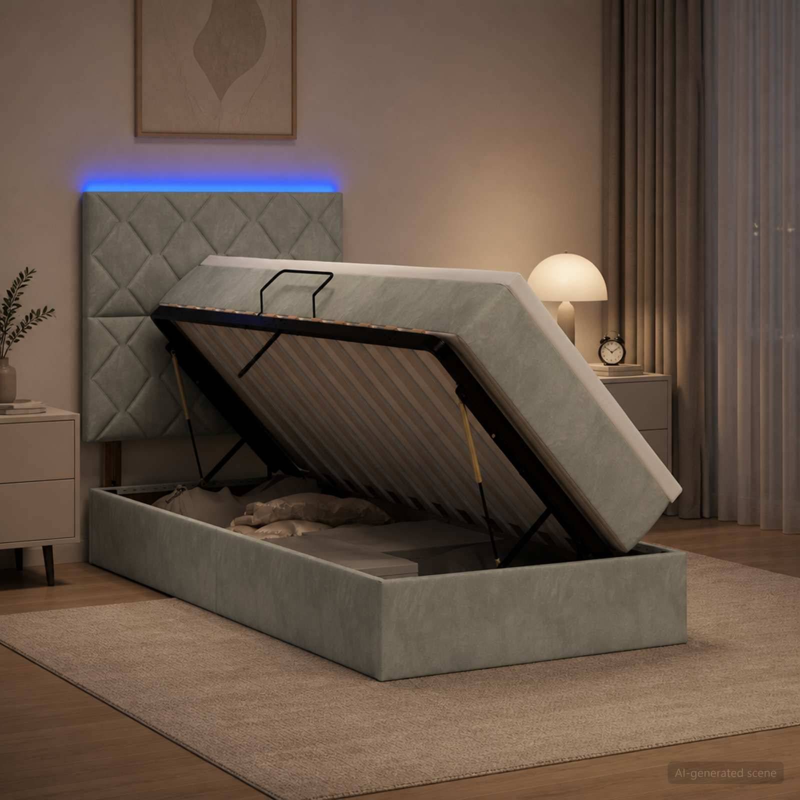Aufklappbares Polsterbett mit Stauraum offen, zeigt die Lattenrostunterseite und die Matratze in einem modernen Schlafzimmer.