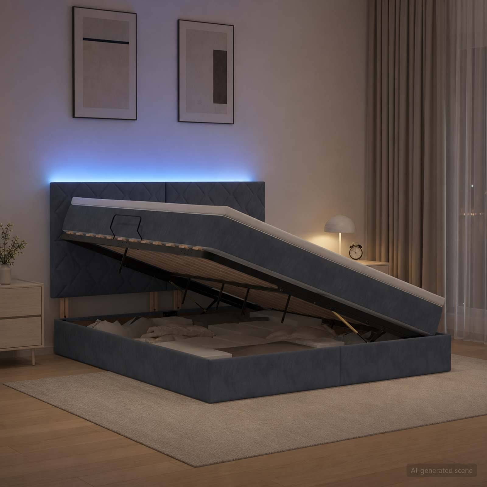 Modernes Schlafzimmer mit einem blau gepolsterten Bett mit Hubmechanismus, das geöffnet ist und den Stauraum unter dem Bett zeigt, neben einem Nachttisch und einer Lampe.