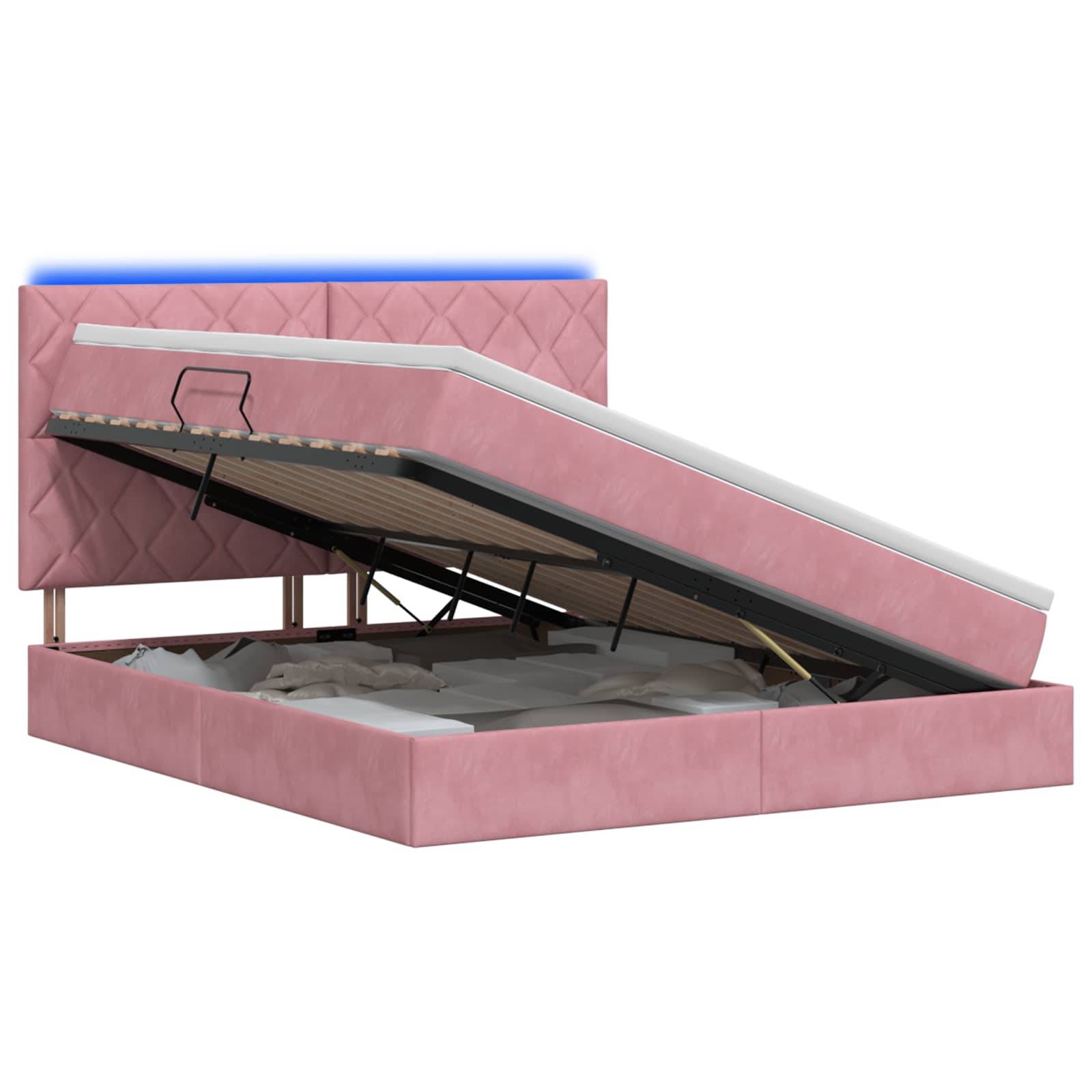 Rosa gepolstertes Bett mit einer angehobenen Speichermatratze, die die Scharnierunterlage und das offene Unter-Bett-Fach zeigt.