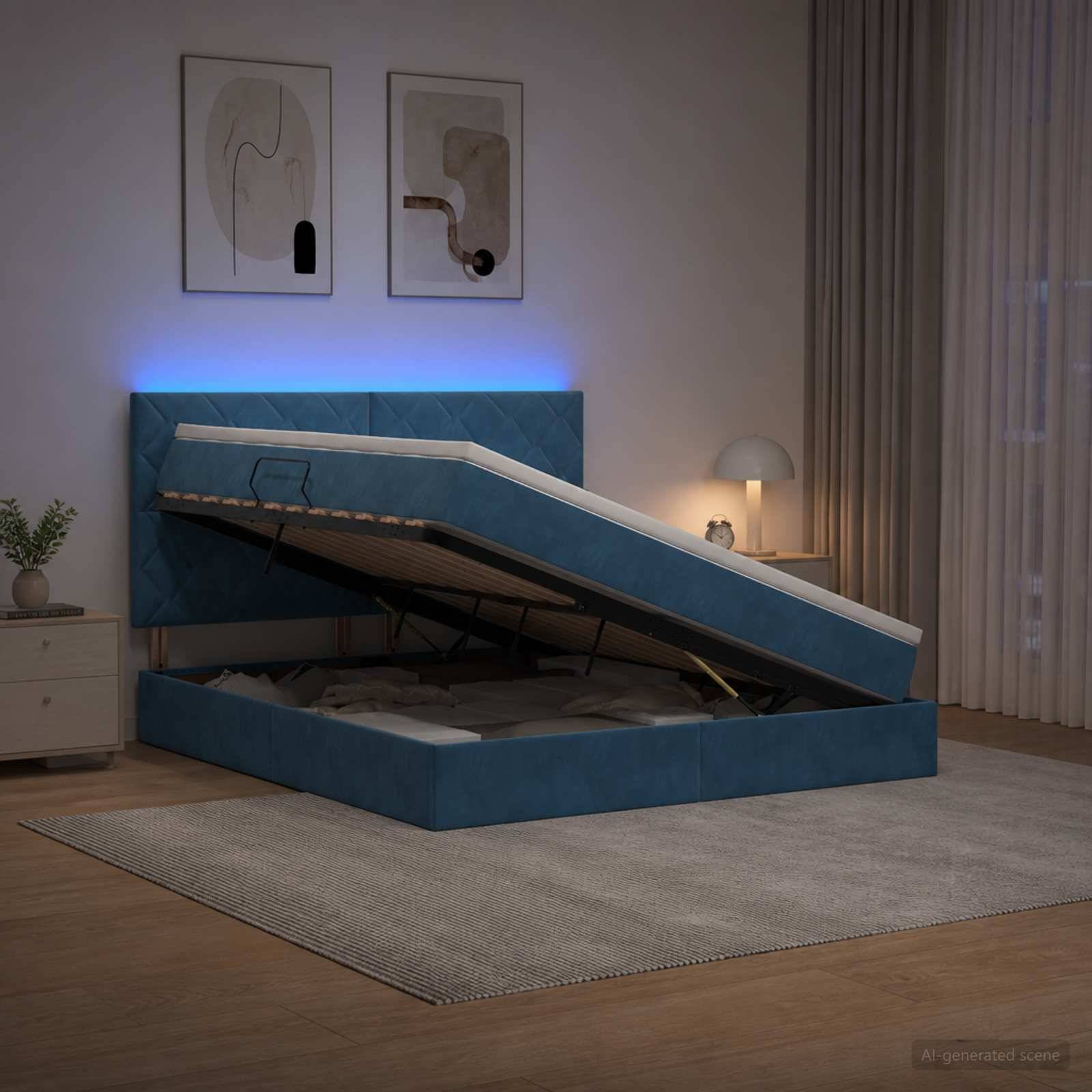 Blauem Polsterbett mit Gasfedern-Hebemechanismus, offen zur Anzeige des Stauraums in einem modernen Schlafzimmer mit gerahmter Wandkunst und einer Nachttischlampe.