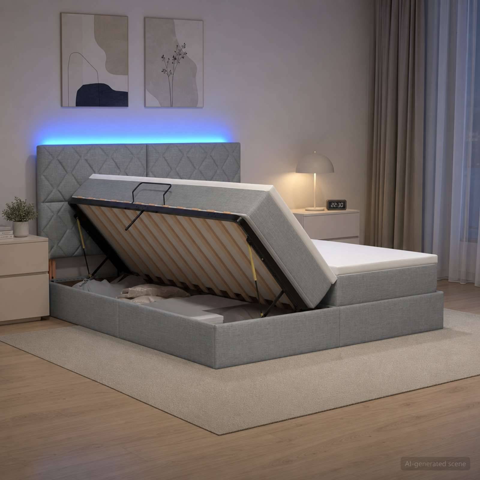 Grau gepolstertes Speicherbett in einem modernen Schlafzimmer, mit der Matratze angehoben, um die Latten-Basis und den Speicherbereich unter dem Bett zu zeigen.