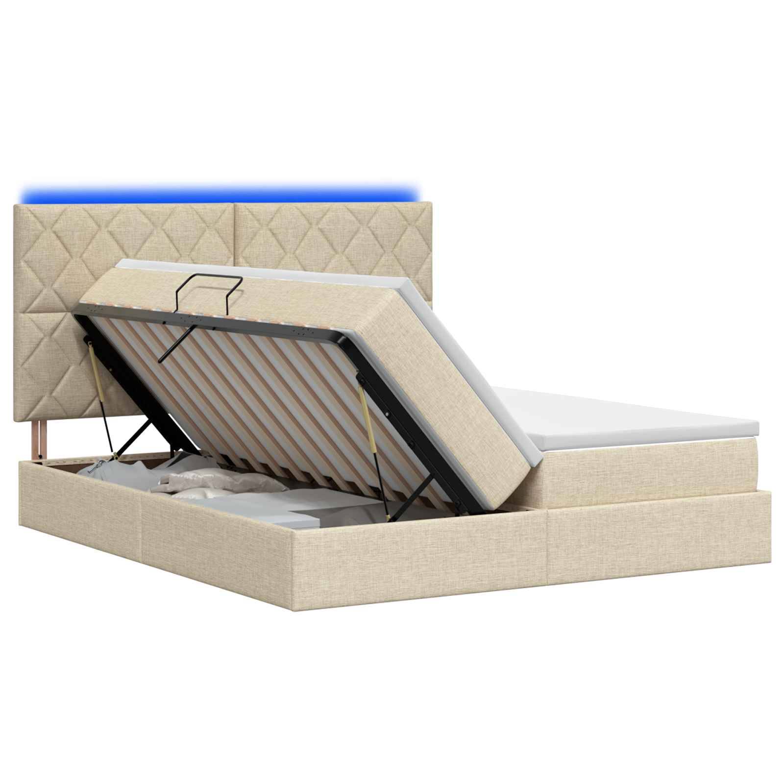 Beige gepolstertes Bett mit Hydraulik-Hebelöffnung und Matratzenunterlage, die auf hydraulischen Streben angehoben wird, zeigt Stauraum unter dem Bett und gestepptes Kopfteil.