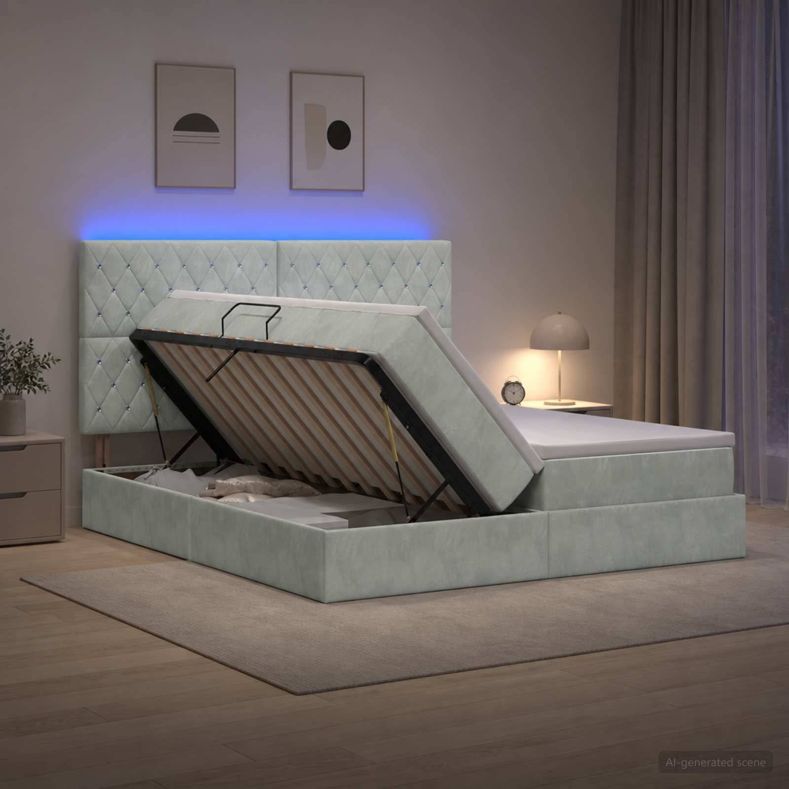 Ein modernes gepolstertes Bett mit angehobener Matratze auf einer Stauraumbasis, das ein Unter-Bett-Fach in einem sanft beleuchteten Schlafzimmer zeigt.