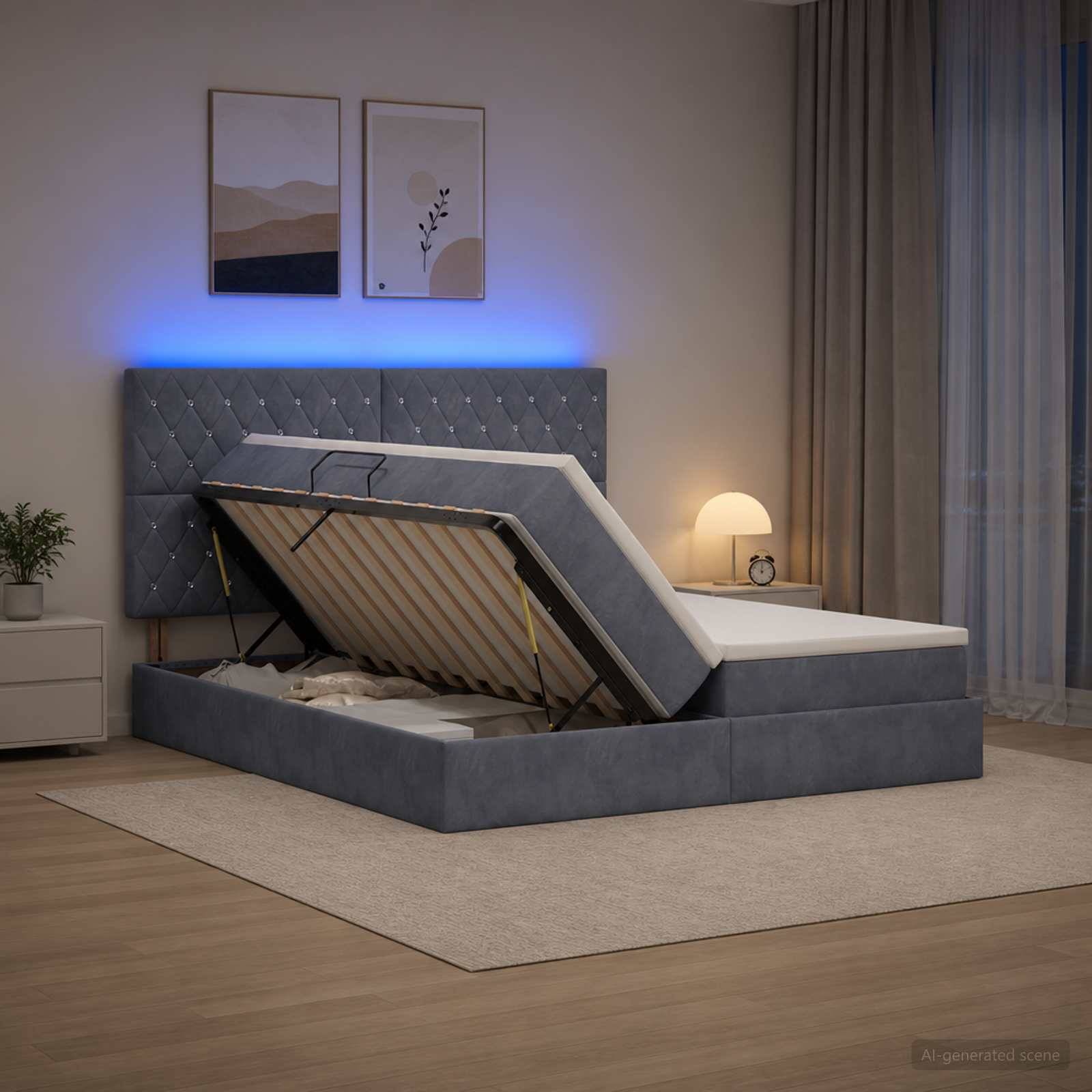 Graues Polsterbett mit Stauraum und aufklappbarer Matratze, die die innere Basis freigibt, gezeigt in einem modernen Schlafzimmer mit blau hinterleuchtetem Kopfteil, Teppich, Lampe und Vorhängen.