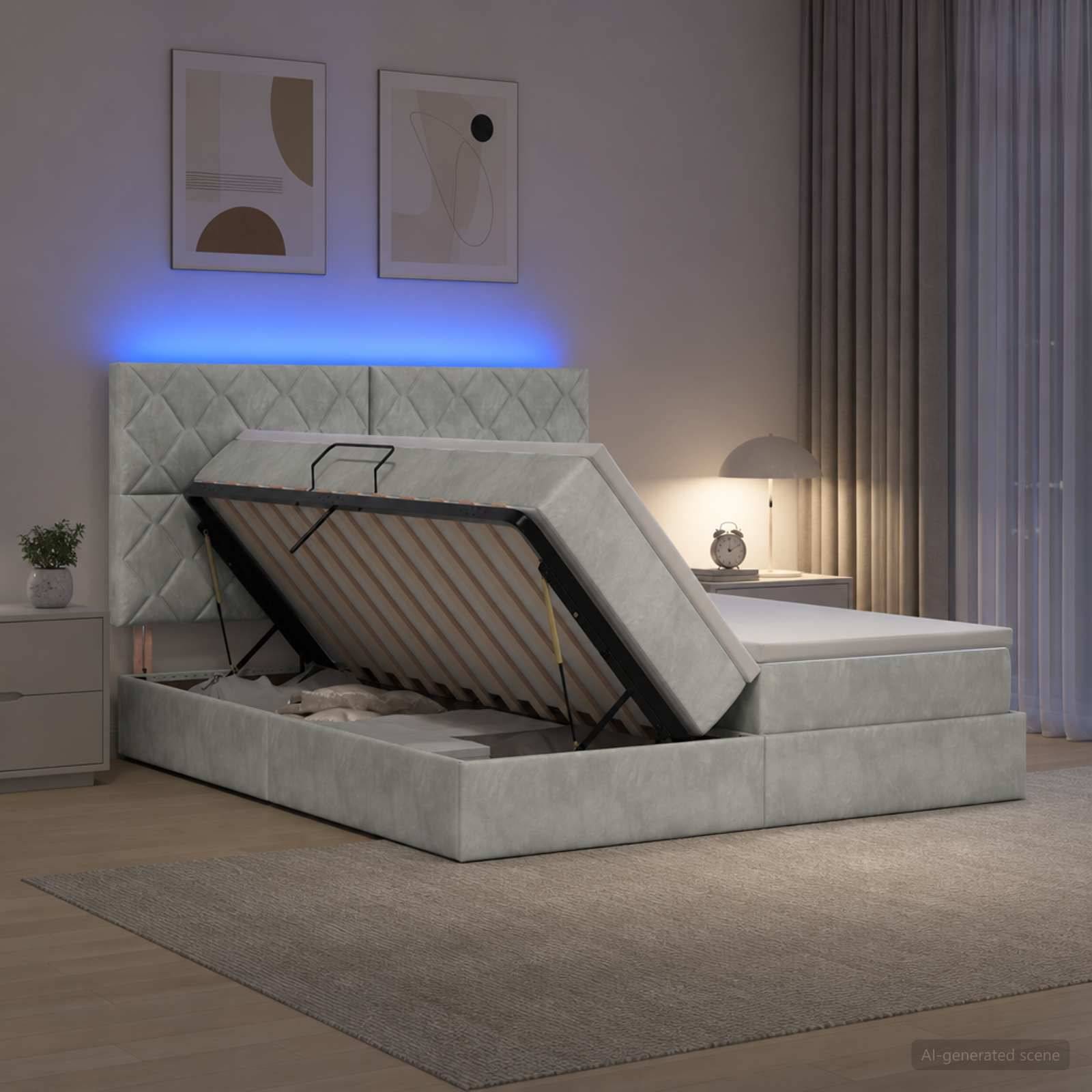 Modernes gepolstertes Bett mit erhöhtem Stauraum-Untergestell, das die Matratze auf einem Scharniersmechanismus angehoben zeigt, in einem sanft beleuchteten Schlafzimmer.