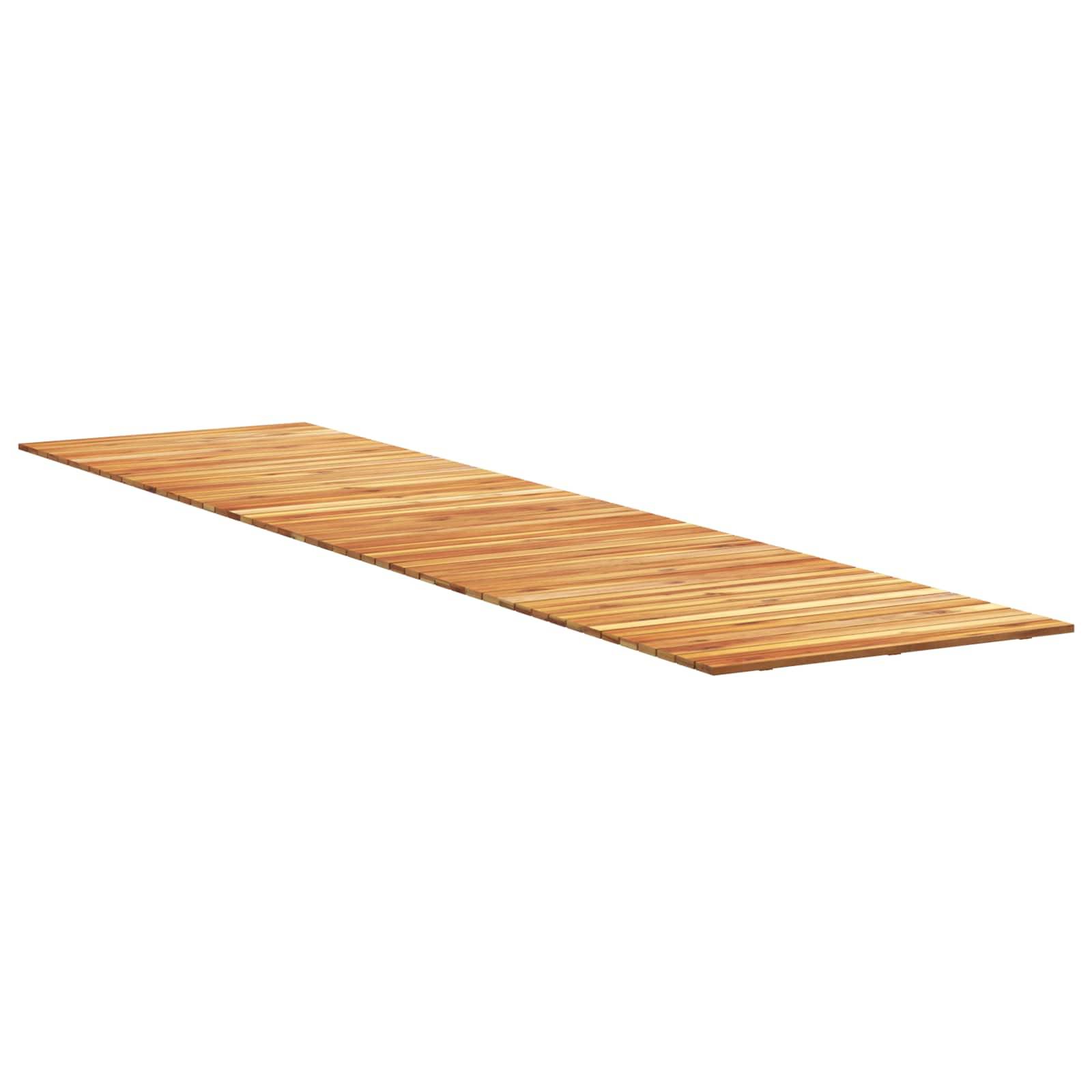 Lange, schmale Holzplanke oder Holzbrett isoliert auf weißem Hintergrund.