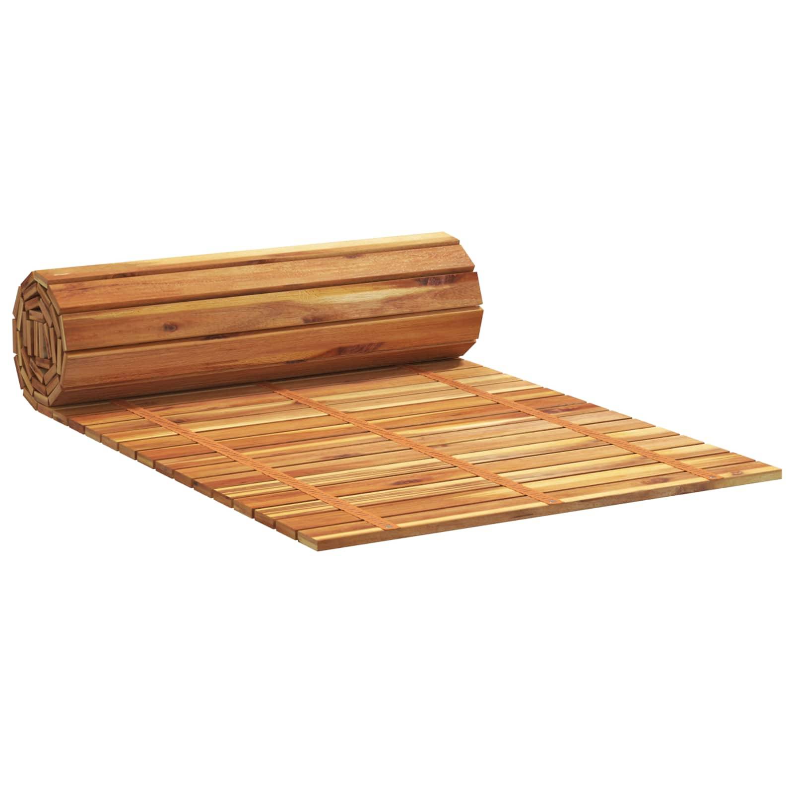 Aufgerollte Holzmatte, die sich auf weißem Hintergrund zu einer flachen gewebten Bambus- oder Holzmatte ausrollt.