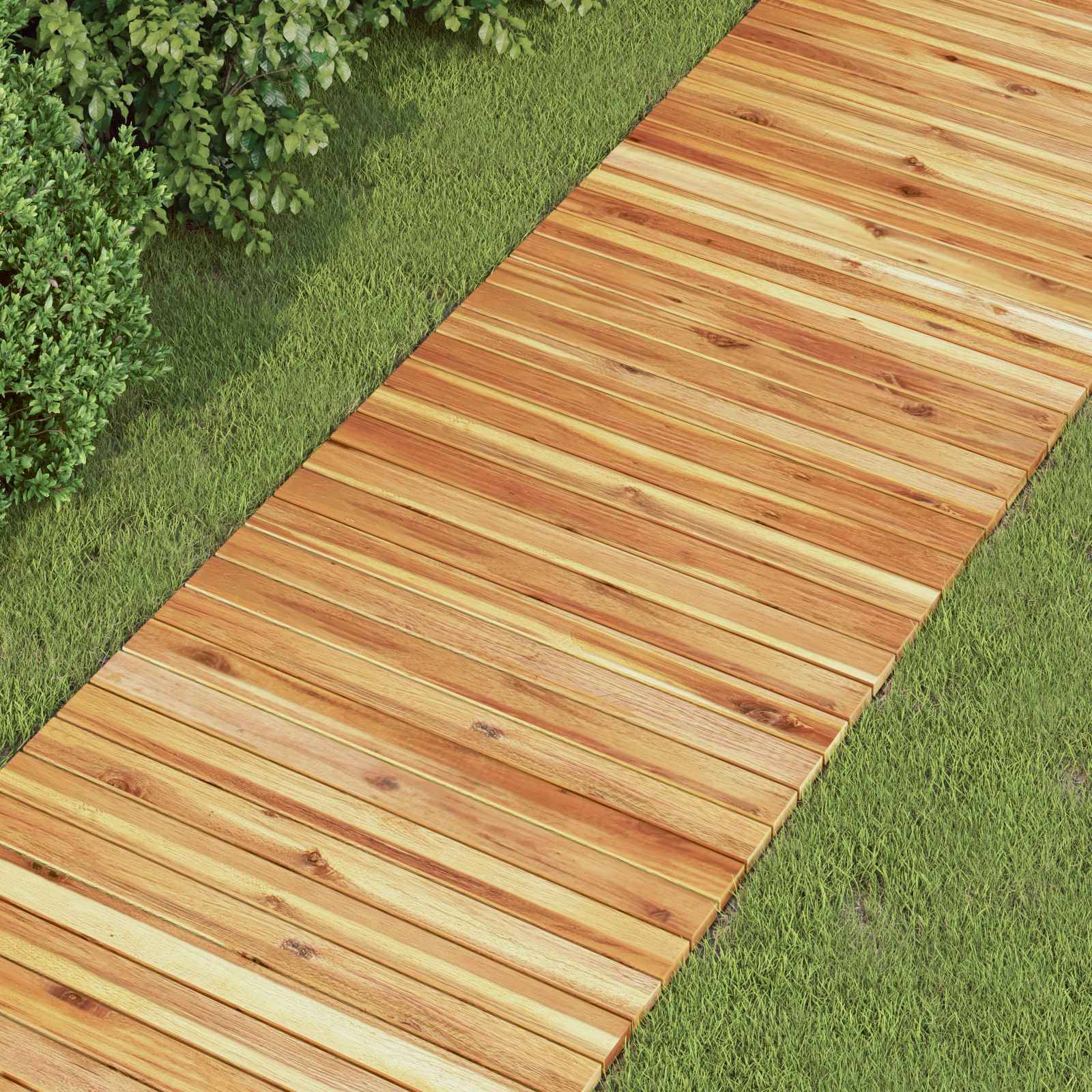 Ein diagonaler Holzsteg oder Gartenweg, gesäumt von grünem Gras und Sträuchern.