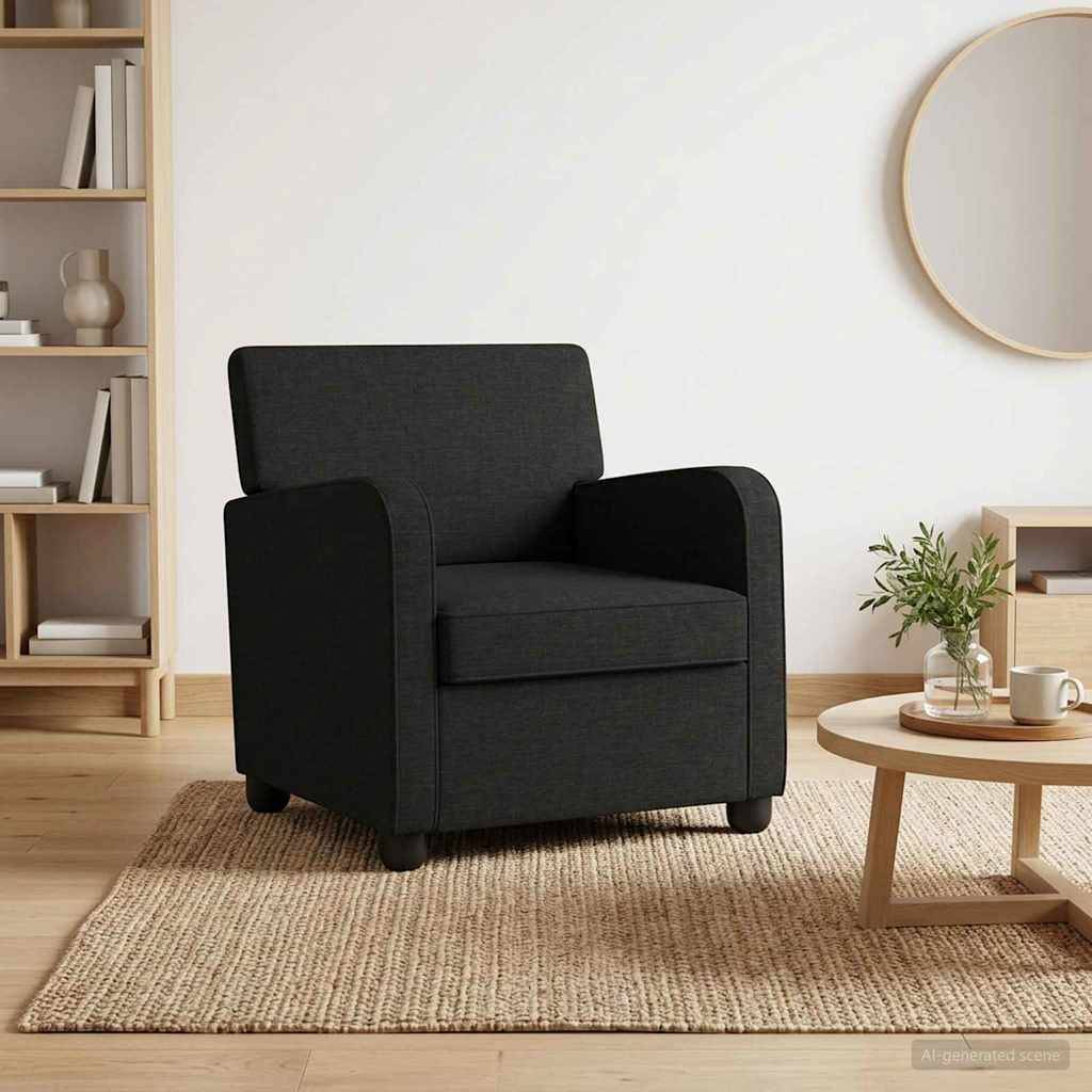 Schwarzer gepolsterter Sessel auf einem gewebten Teppich in einem minimalistischen Wohnzimmer mit Regalen, rundem Spiegel und kleinem Couchtisch